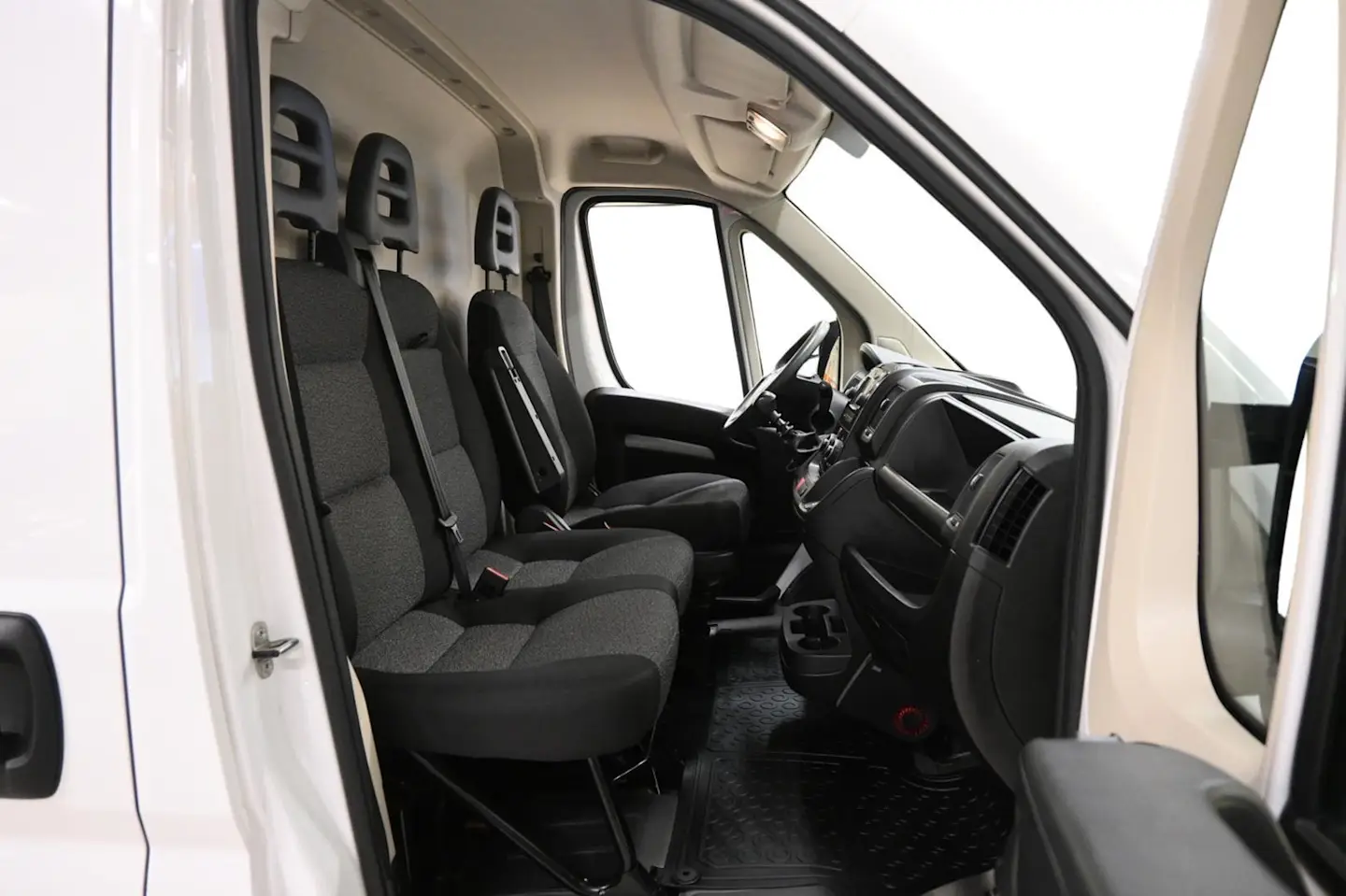 Car Image - 6Dn73sRGvTxfNKcRKL3wSb