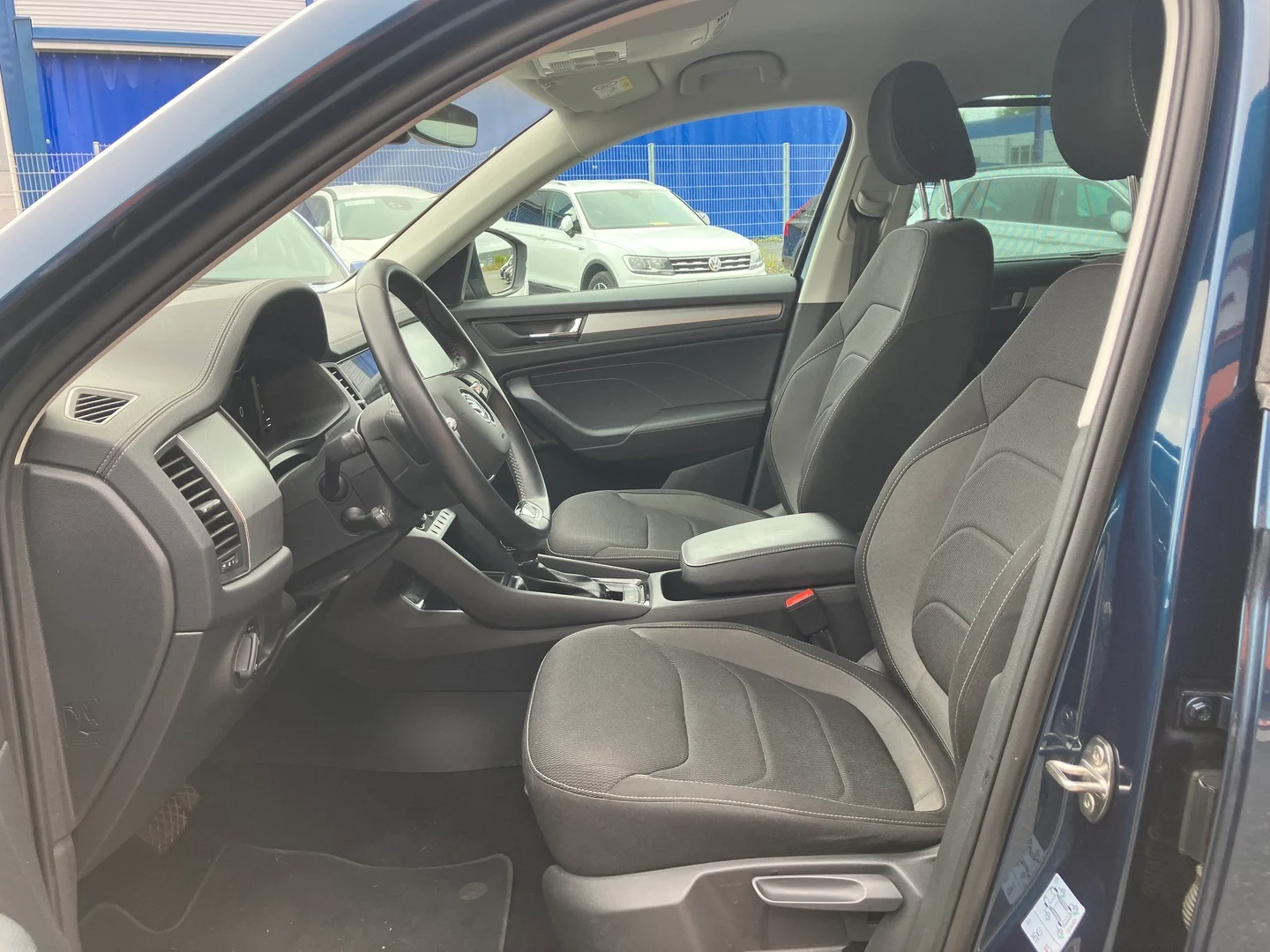 Car Image - FZcZmBvXsrdqV9vLdm3NM