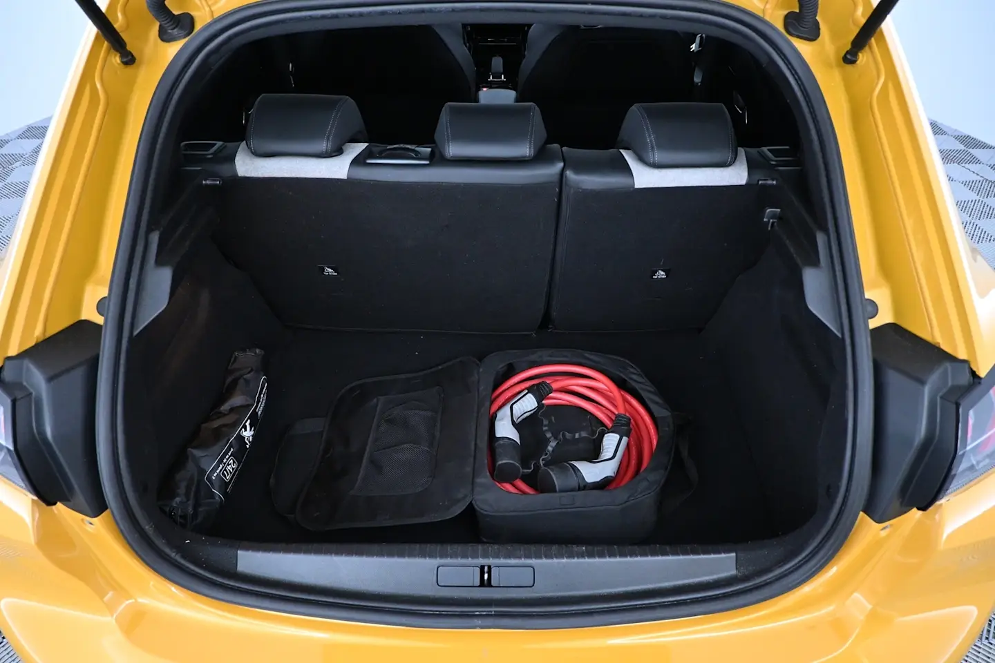 Car Image - Oyx9WXkBsVN8caE55q28K