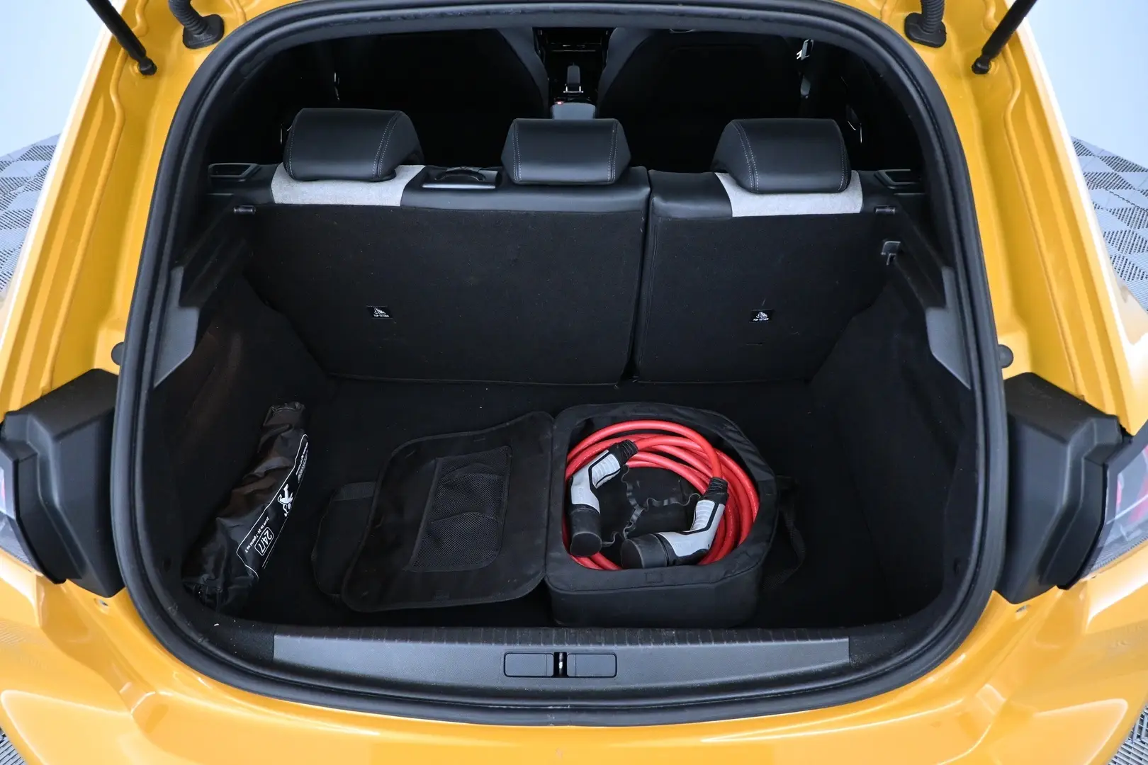Car Image - Oyx9WXkBsVN8caE55q28K