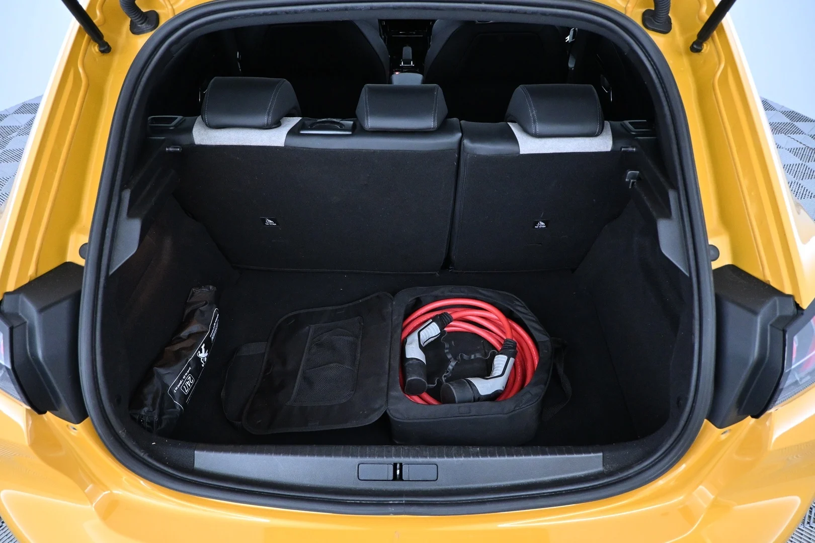 Car Image - Oyx9WXkBsVN8caE55q28K