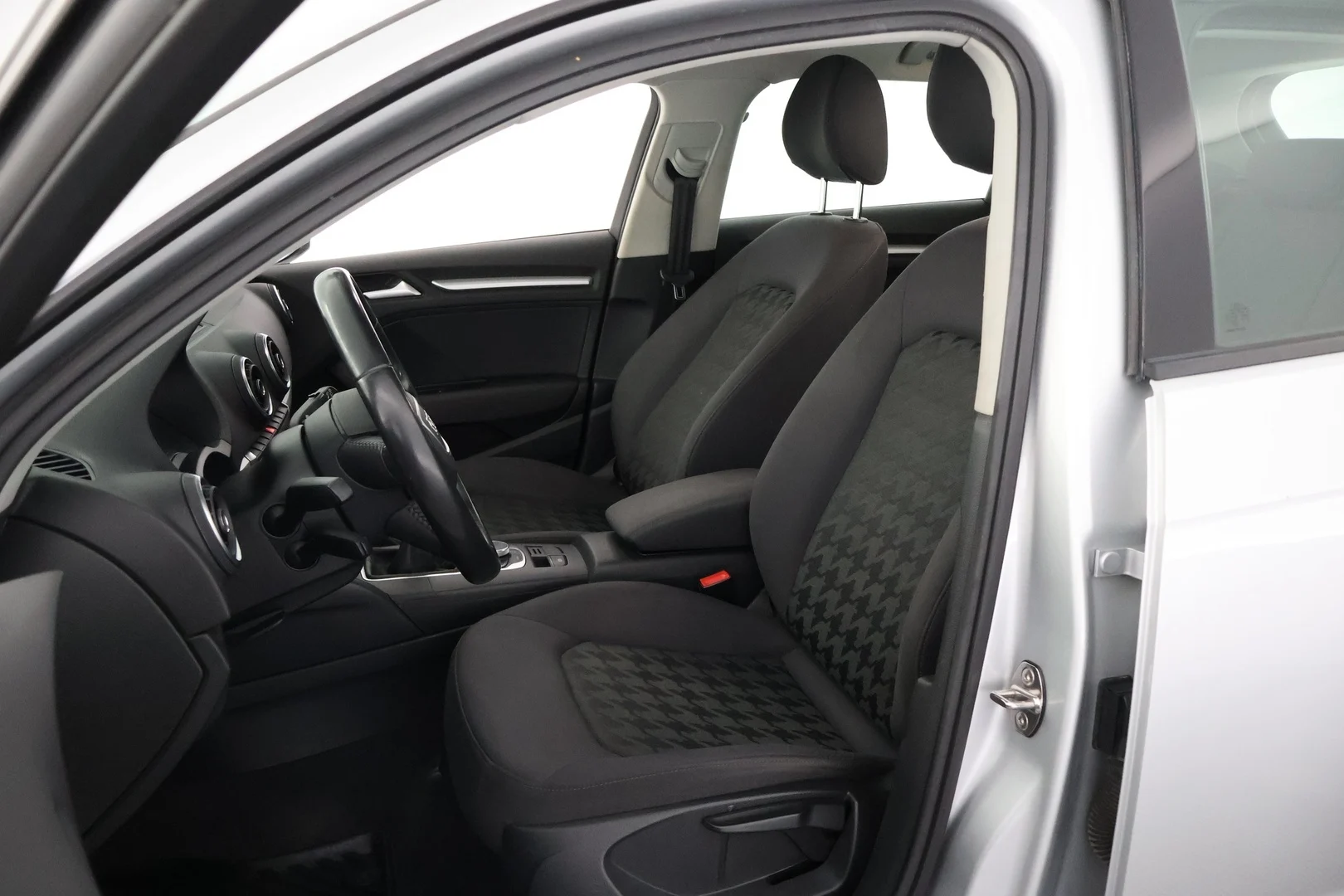 Car Image - 1gbi7bpJdICcSr129y8QsH