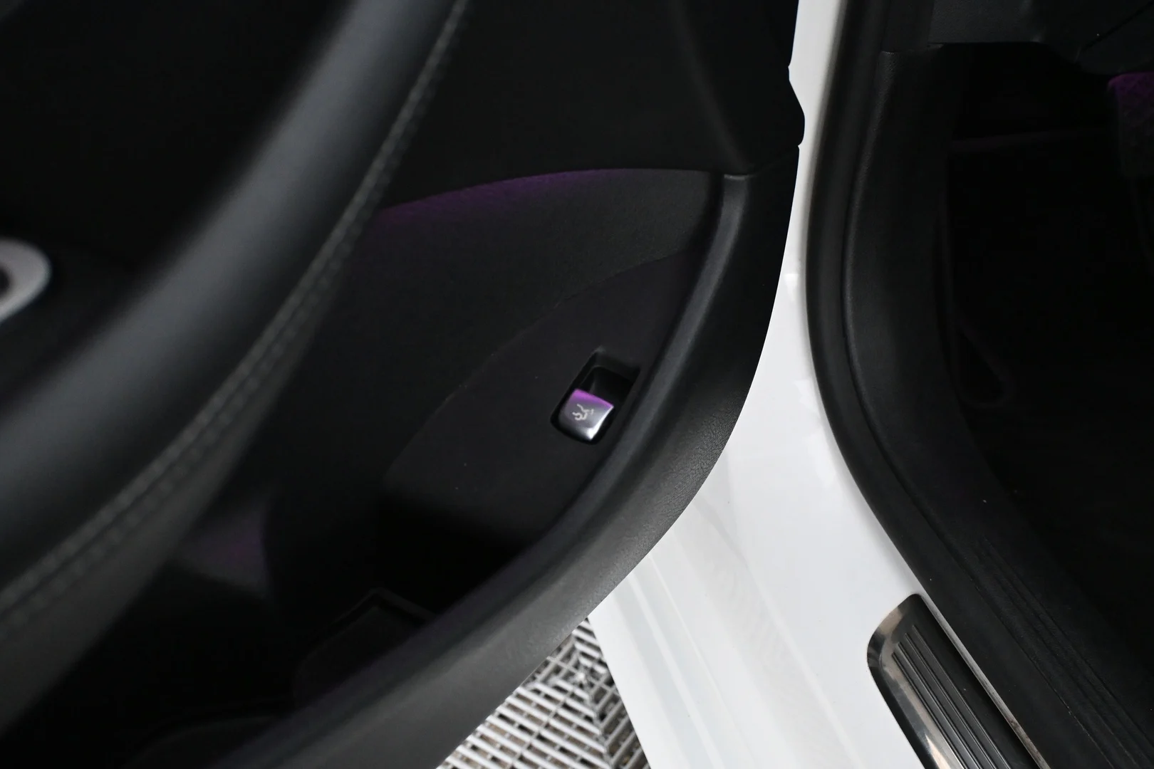 Car Image - 2Cmg8no2U93dJvf6Gm6kNe