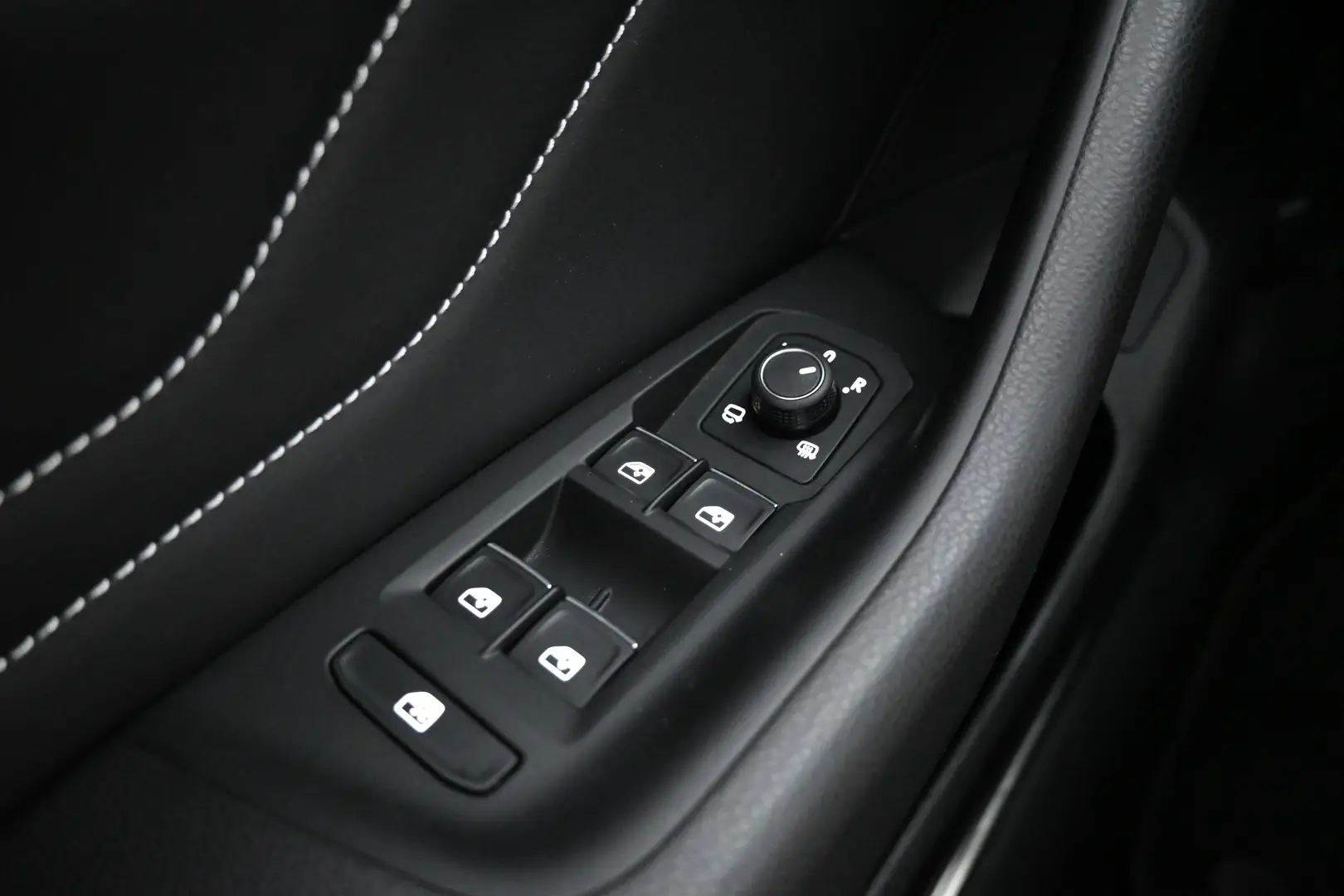 Car Image - 2geqohTM1Z88ld4B2PLO1M