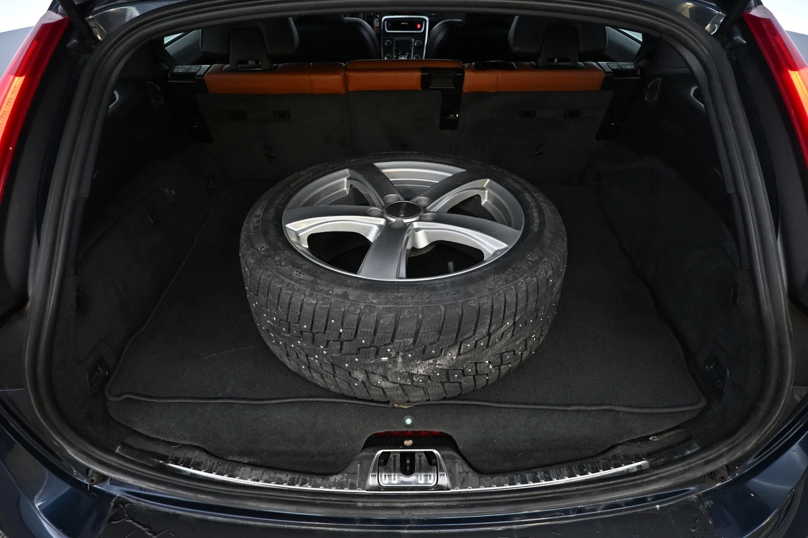 Car Image - 1HJLOsAzlcjUh3lidgyJNn