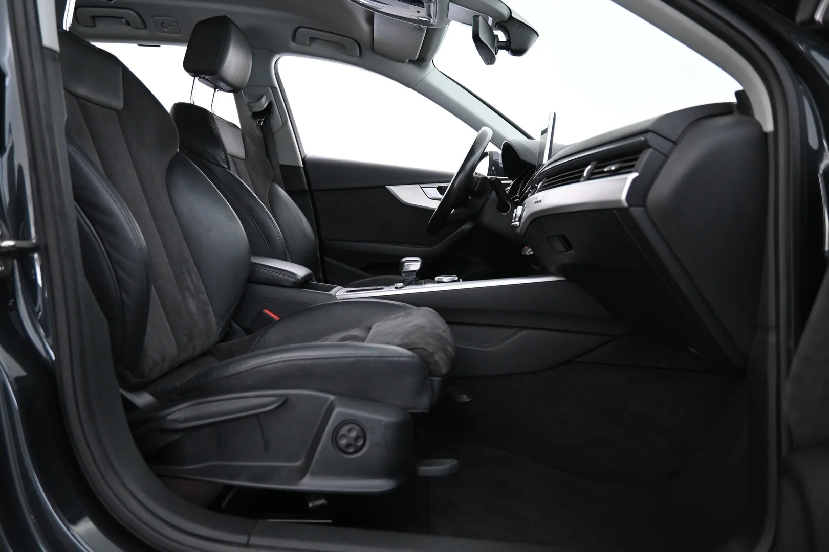Car Image - 1YOdjLYm40KUFnFl4Q8UJx