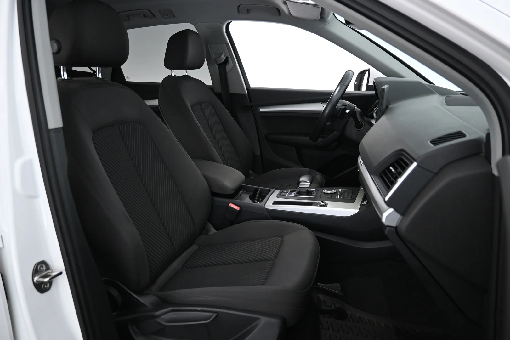 Car Image - 2CnLq8KtMV1dU9yyAWlHMA