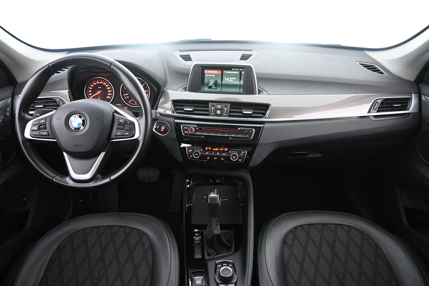 Car Image - 5udx5uuP4a9roQSjRiCfJF