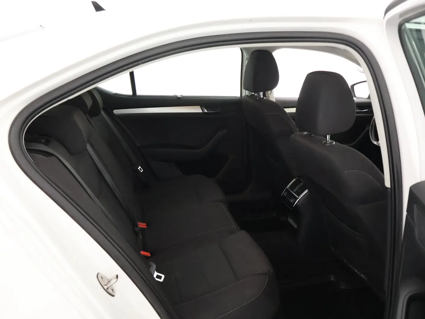Car Image - 550j7H4KZzt3Dmg2VjLl23