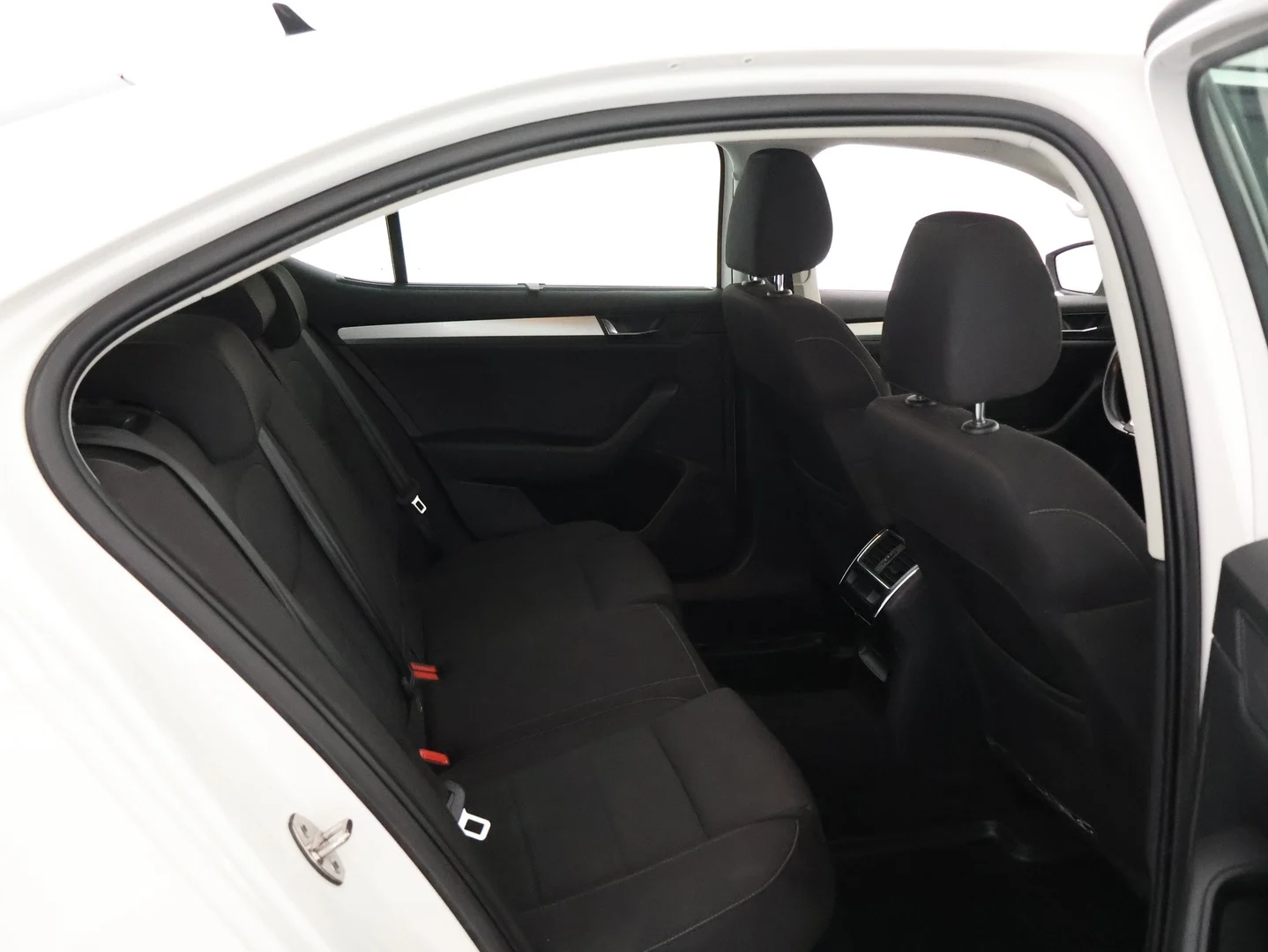 Car Image - 550j7H4KZzt3Dmg2VjLl23