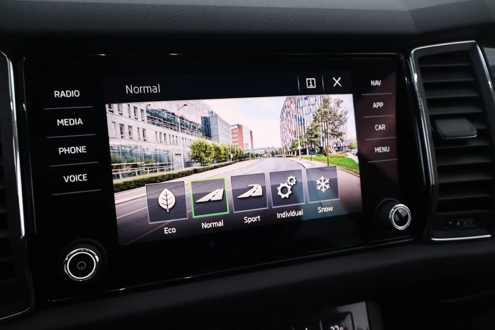 Car Image - 2b6kBY70QkFXrlary0dVQG