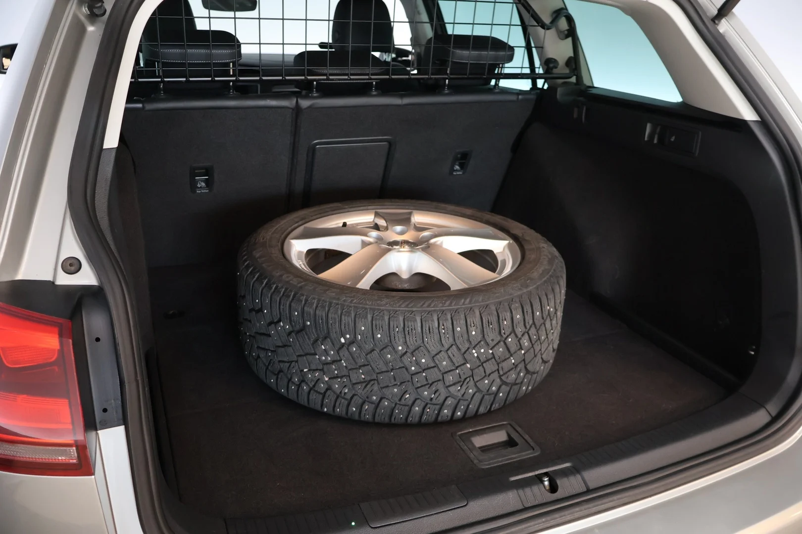 Car Image - 1cHYT8e6y5jBoSBAqwKiIF