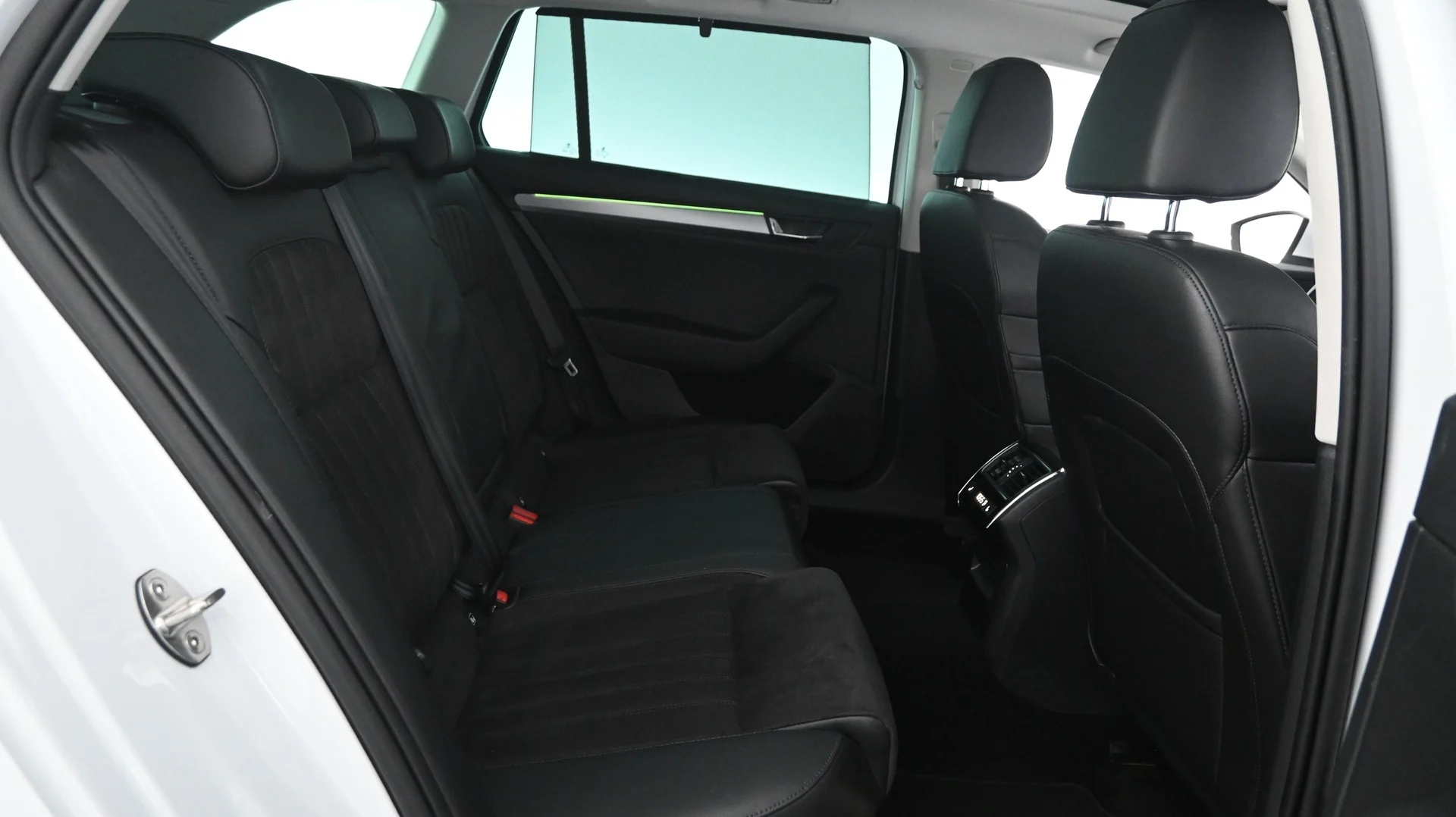 Car Image - 4zQg7lkm1rEsOm2IhGnPoN