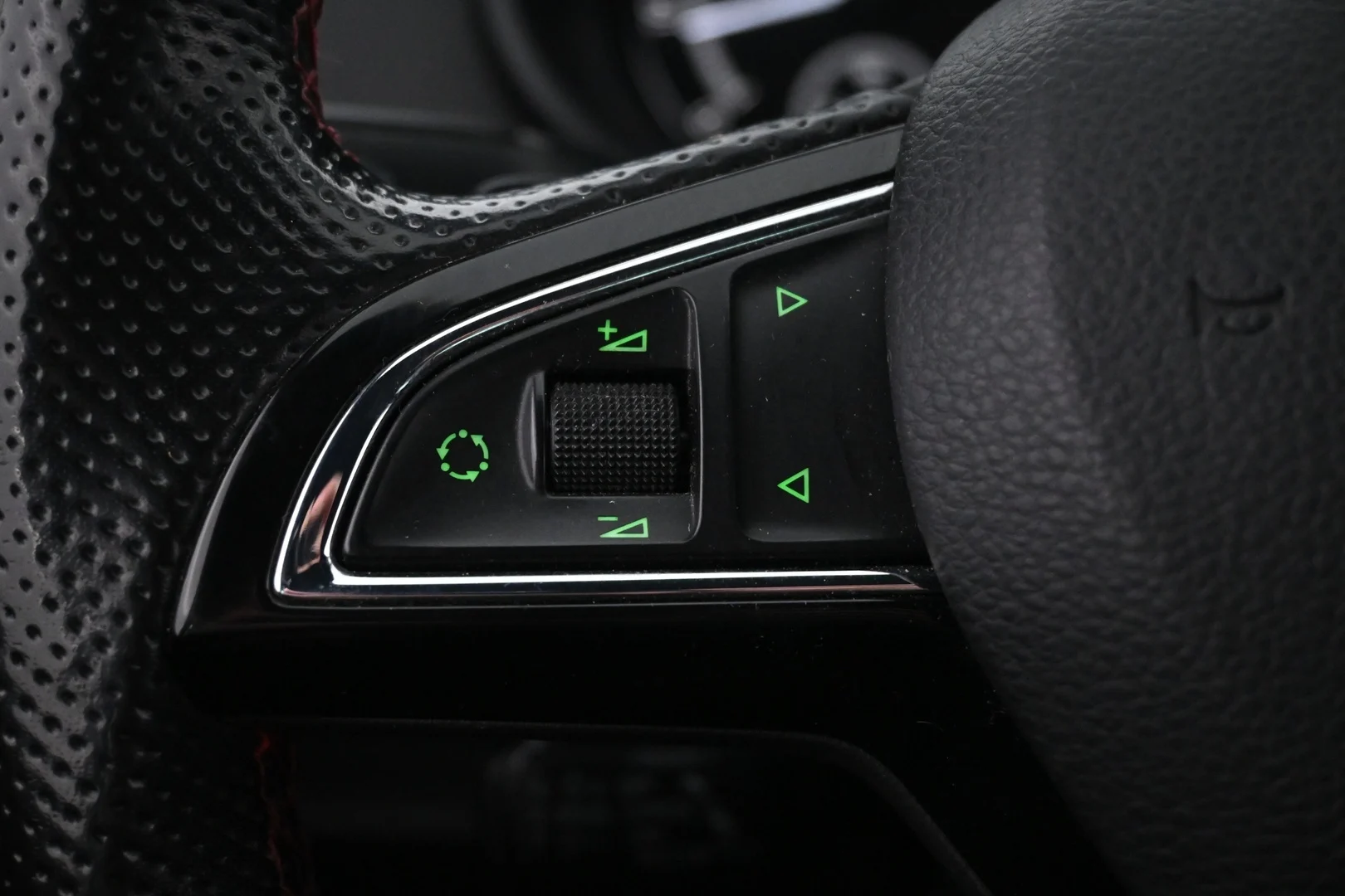 Car Image - dXYF3UzpEi1I6avoTLxot