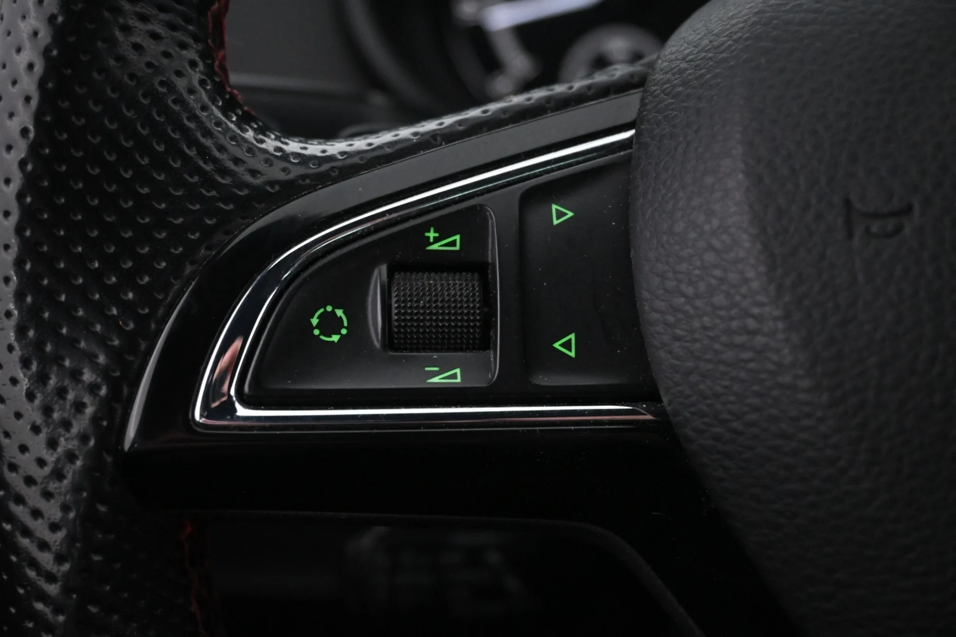 Car Image - dXYF3UzpEi1I6avoTLxot