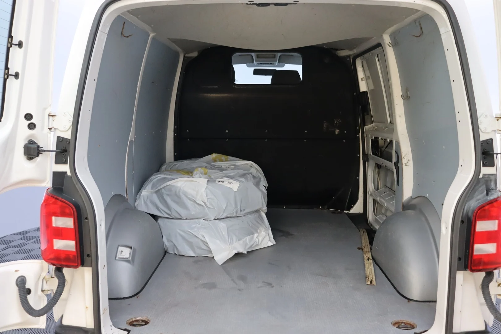 Car Image - 5YOZZQ4JNNlVicdN6fDKbD