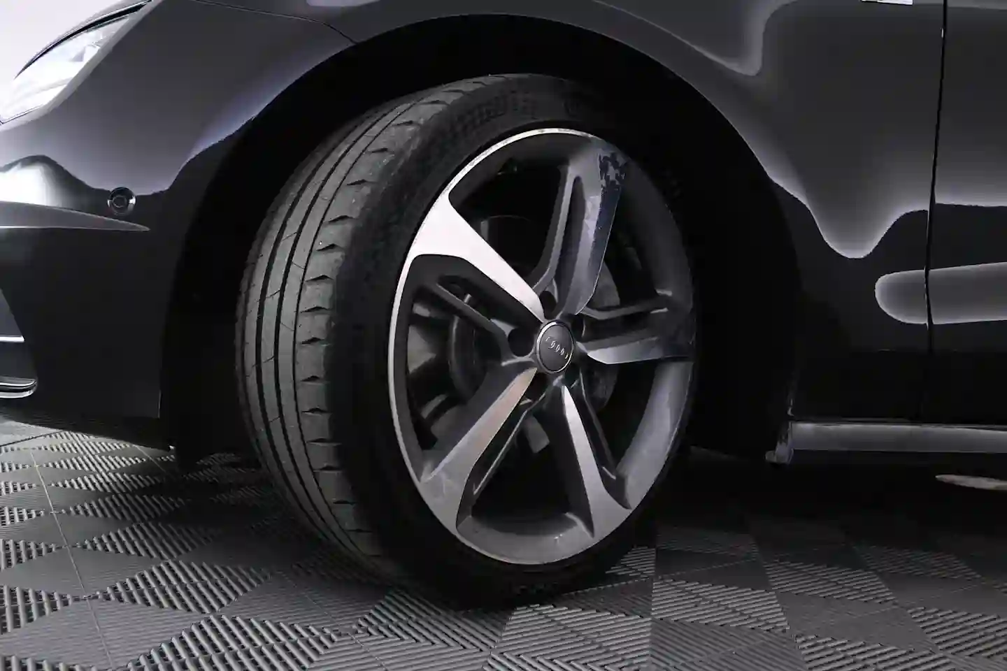 Car Image - 4vZA4TXxZTKUvXRzIKnhdy