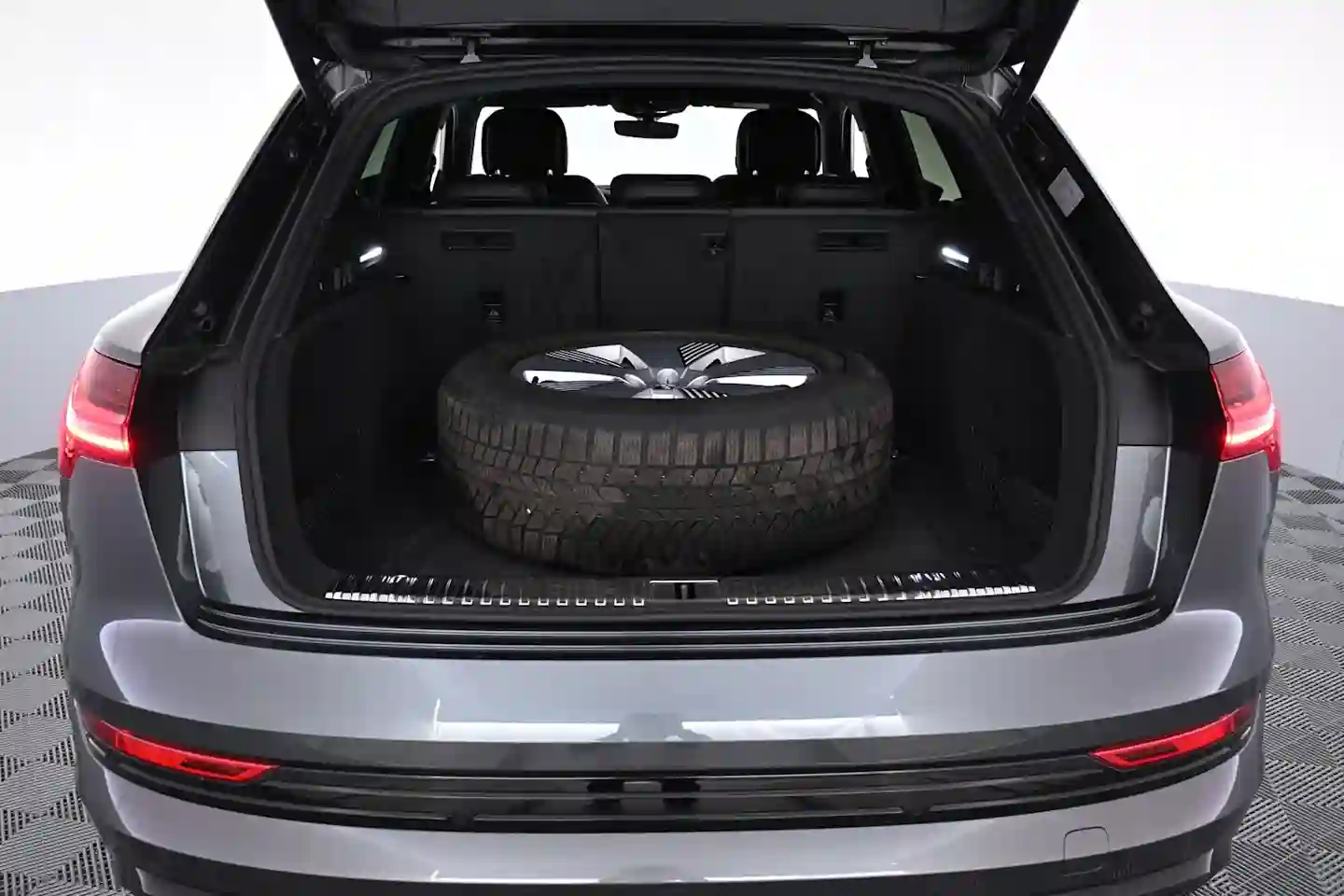 Car Image - 13qKRl2OPLxgjSBJBgMV9z