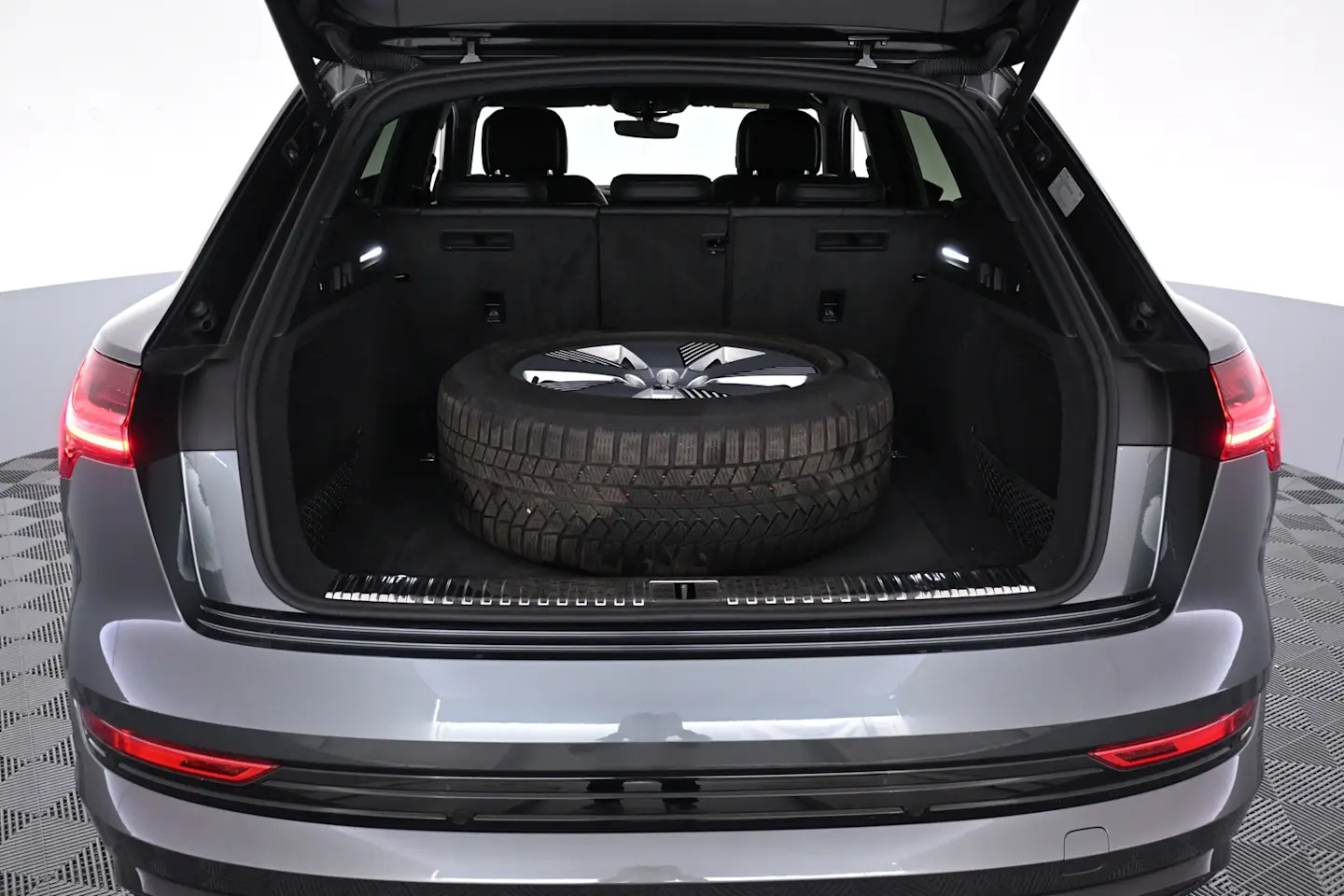 Car Image - 13qKRl2OPLxgjSBJBgMV9z