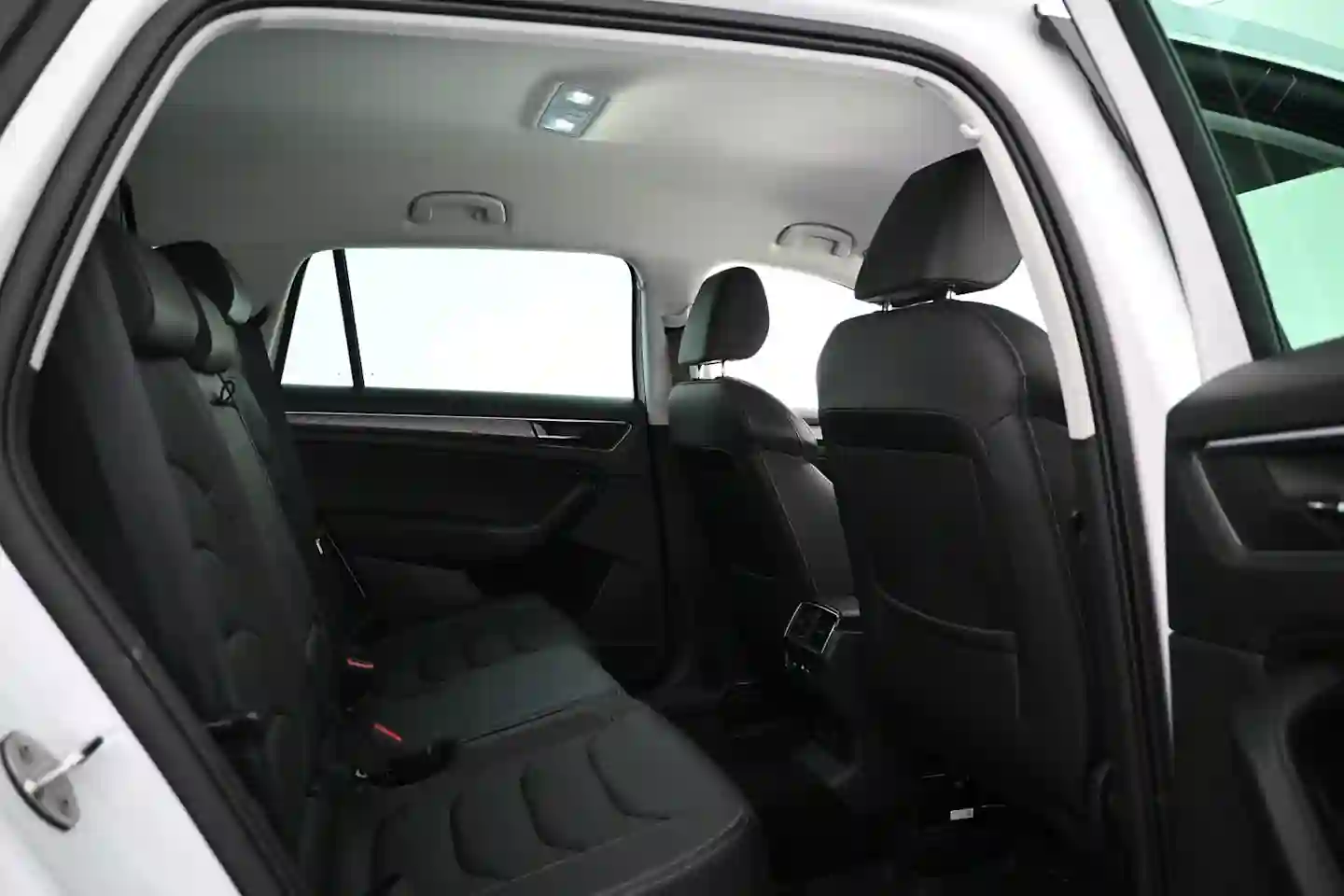 Car Image - 4LuozmvvtmWl5uv7Nd94Iz