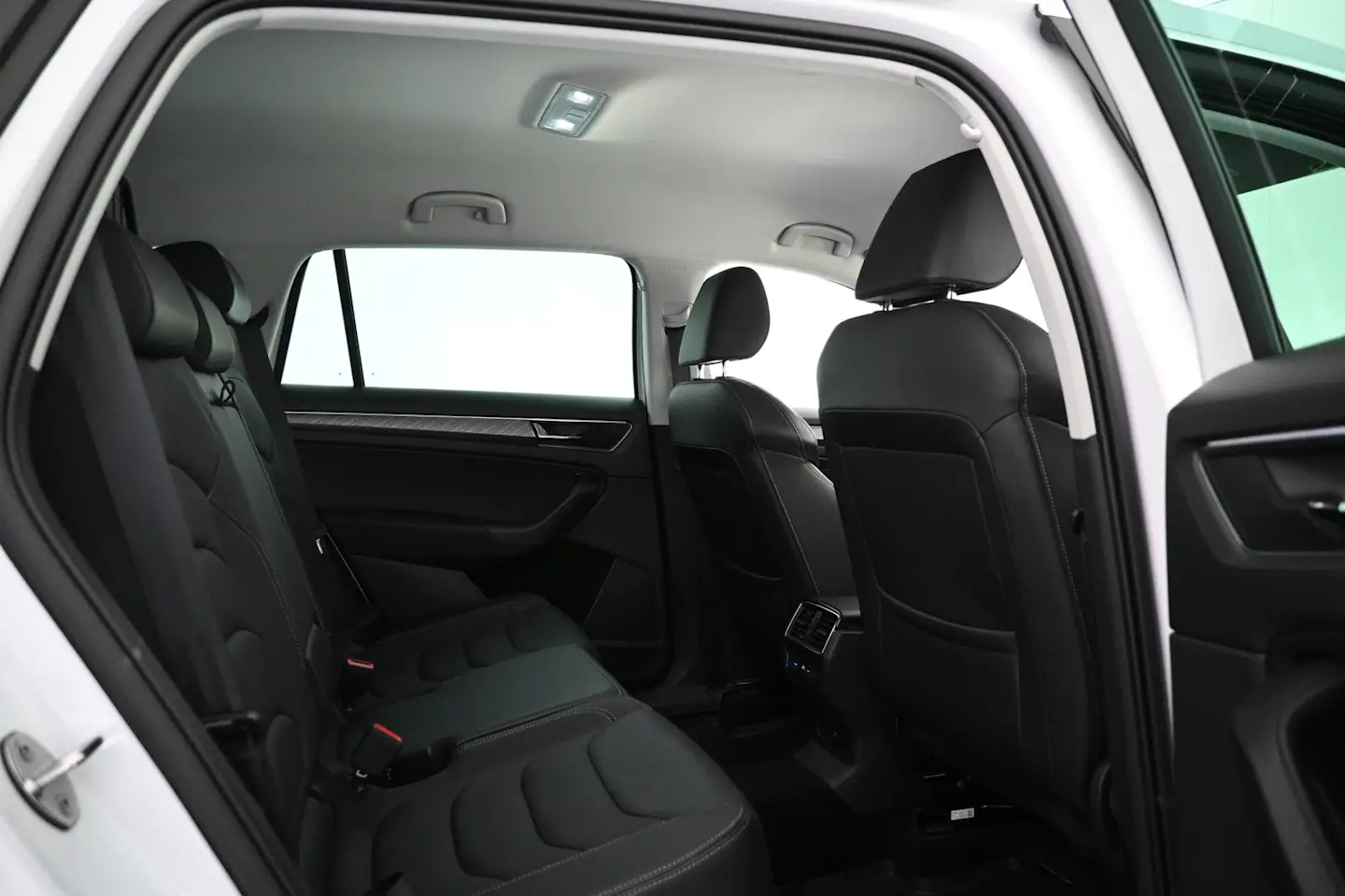 Car Image - 4LuozmvvtmWl5uv7Nd94Iz