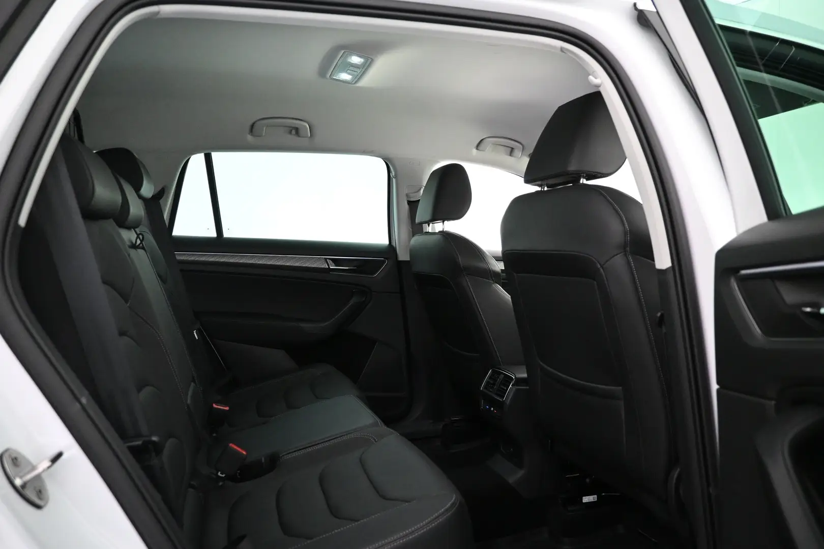 Car Image - 4LuozmvvtmWl5uv7Nd94Iz