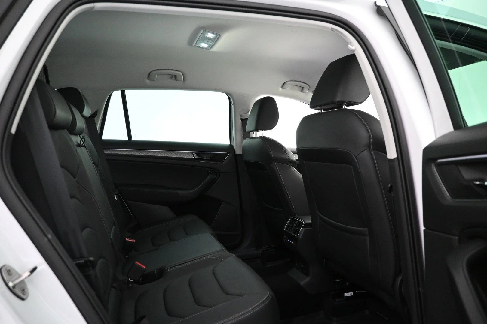 Car Image - 4LuozmvvtmWl5uv7Nd94Iz