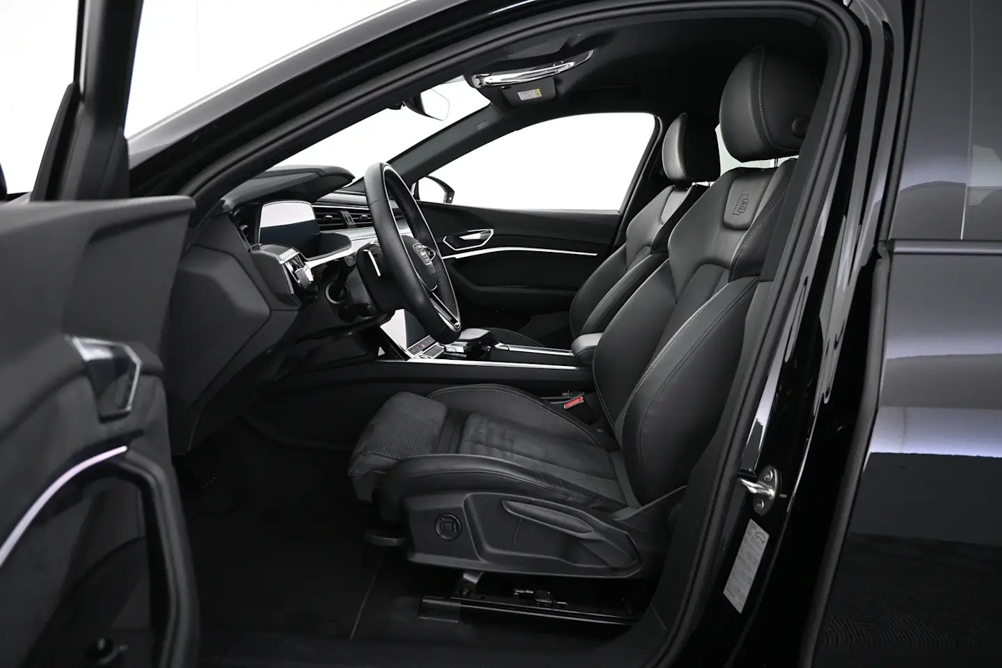 Car Image - 6LvkYvJfHlTz20ZEr3k0ji
