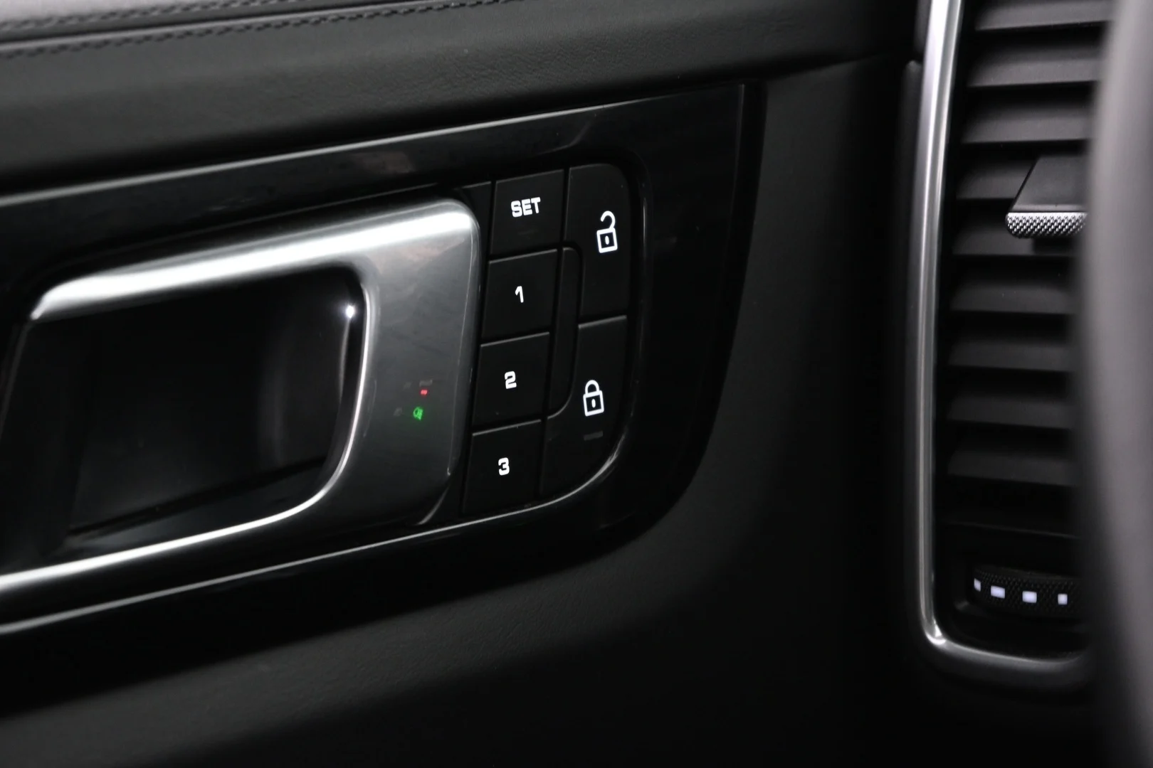 Car Image - 5XDnvxd3eQifdBf1oQurcx