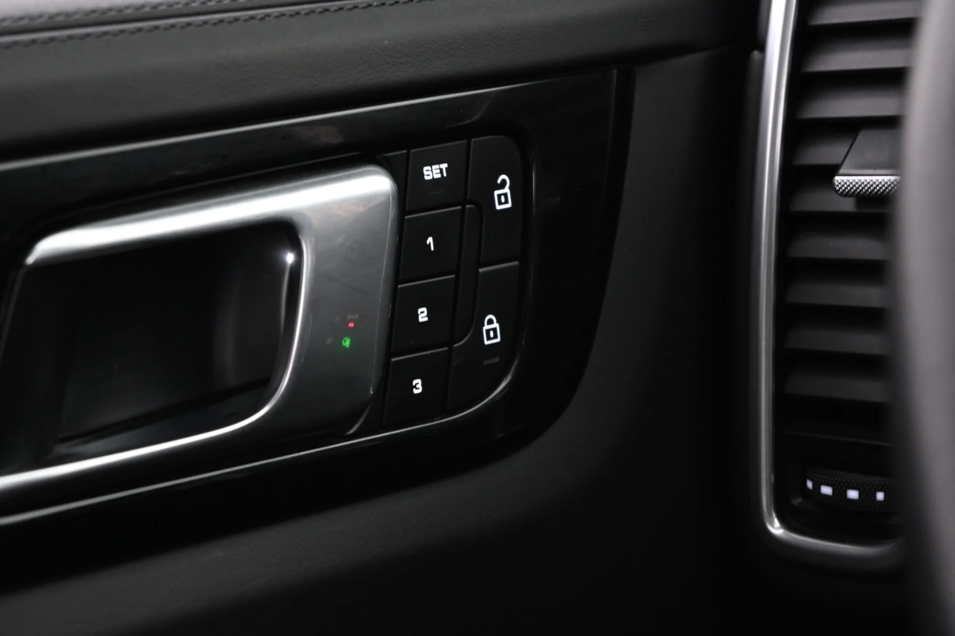 Car Image - 5XDnvxd3eQifdBf1oQurcx