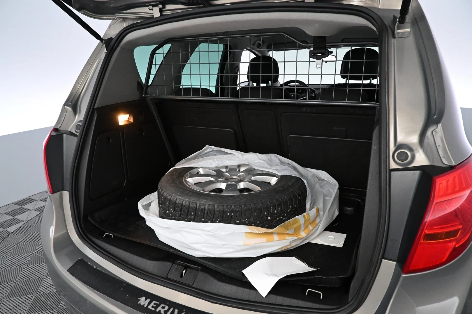 Car Image - 3ErD7zzcaAIS8fYoZ8IV4r