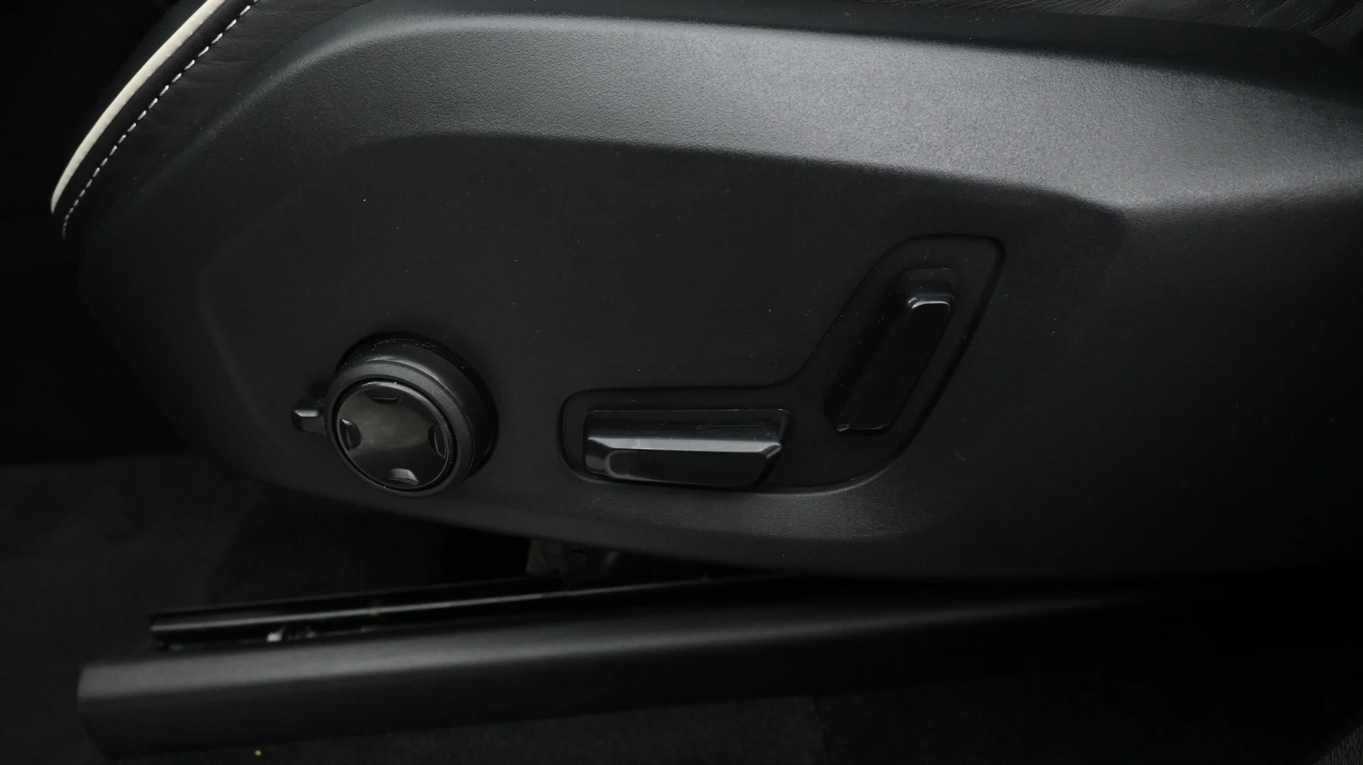 Car Image - V7uO1U2LWiYM1sf32ivNo