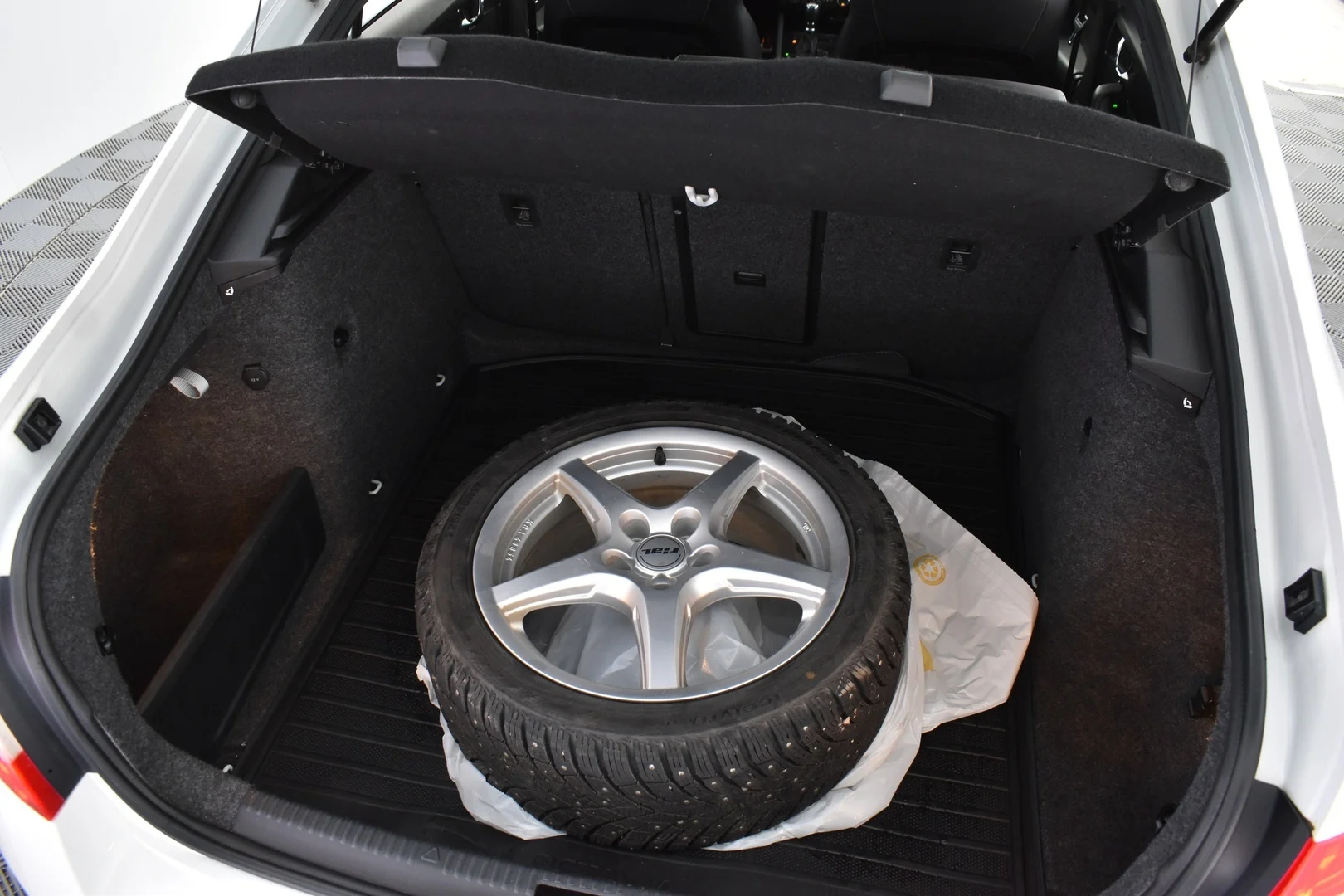 Car Image - MhoBJi1uZOUo97OG8VtxE