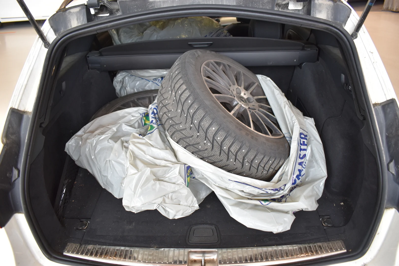 Car Image - 41R3Whn6GnzOTg6iBYbnC9
