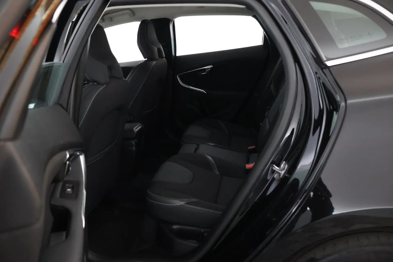 Car Image - Wg8SudLzlc9snLSM6mHfs