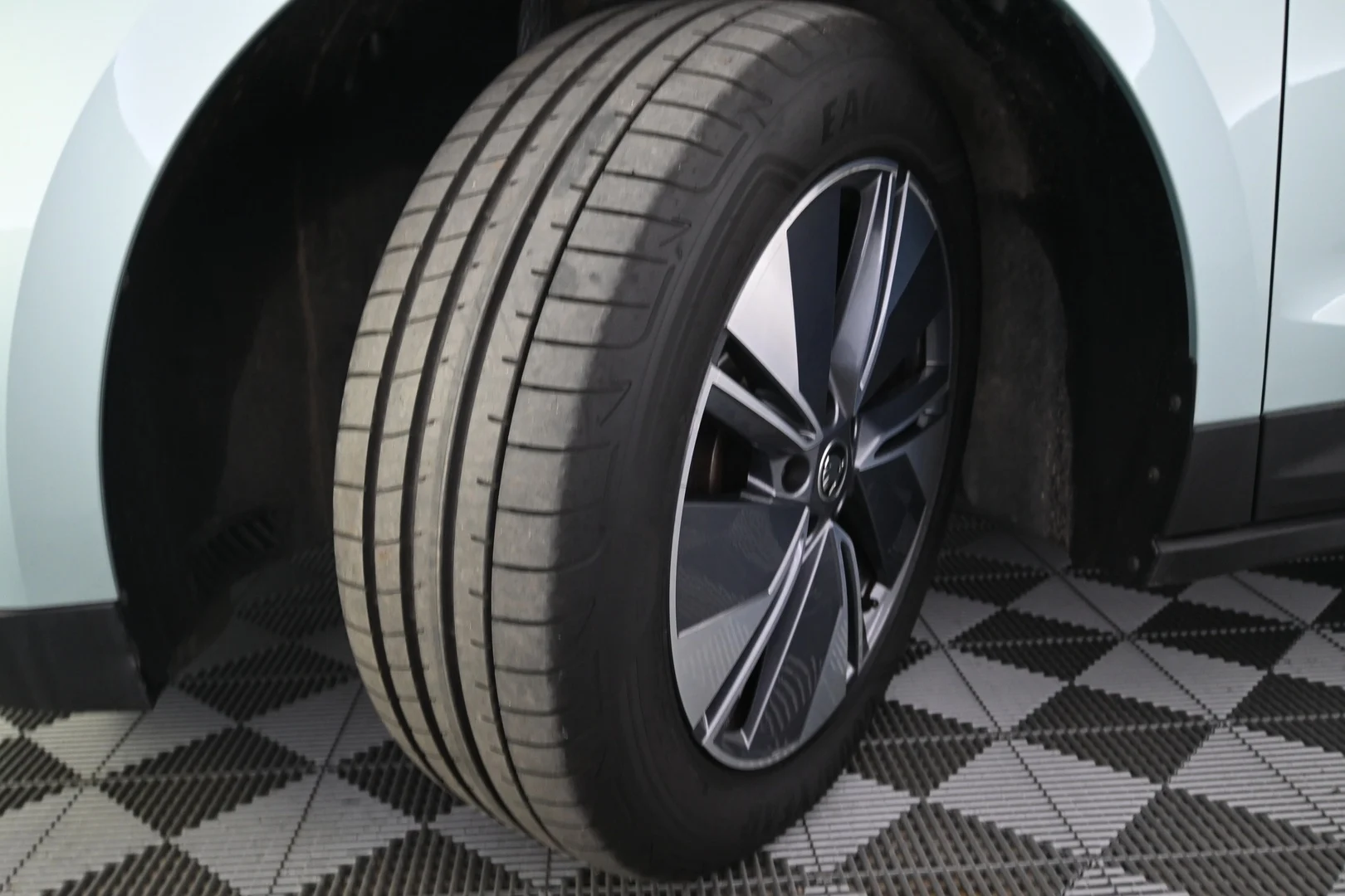 Car Image - 2u9giQqXkxyRvR6RnudEm8