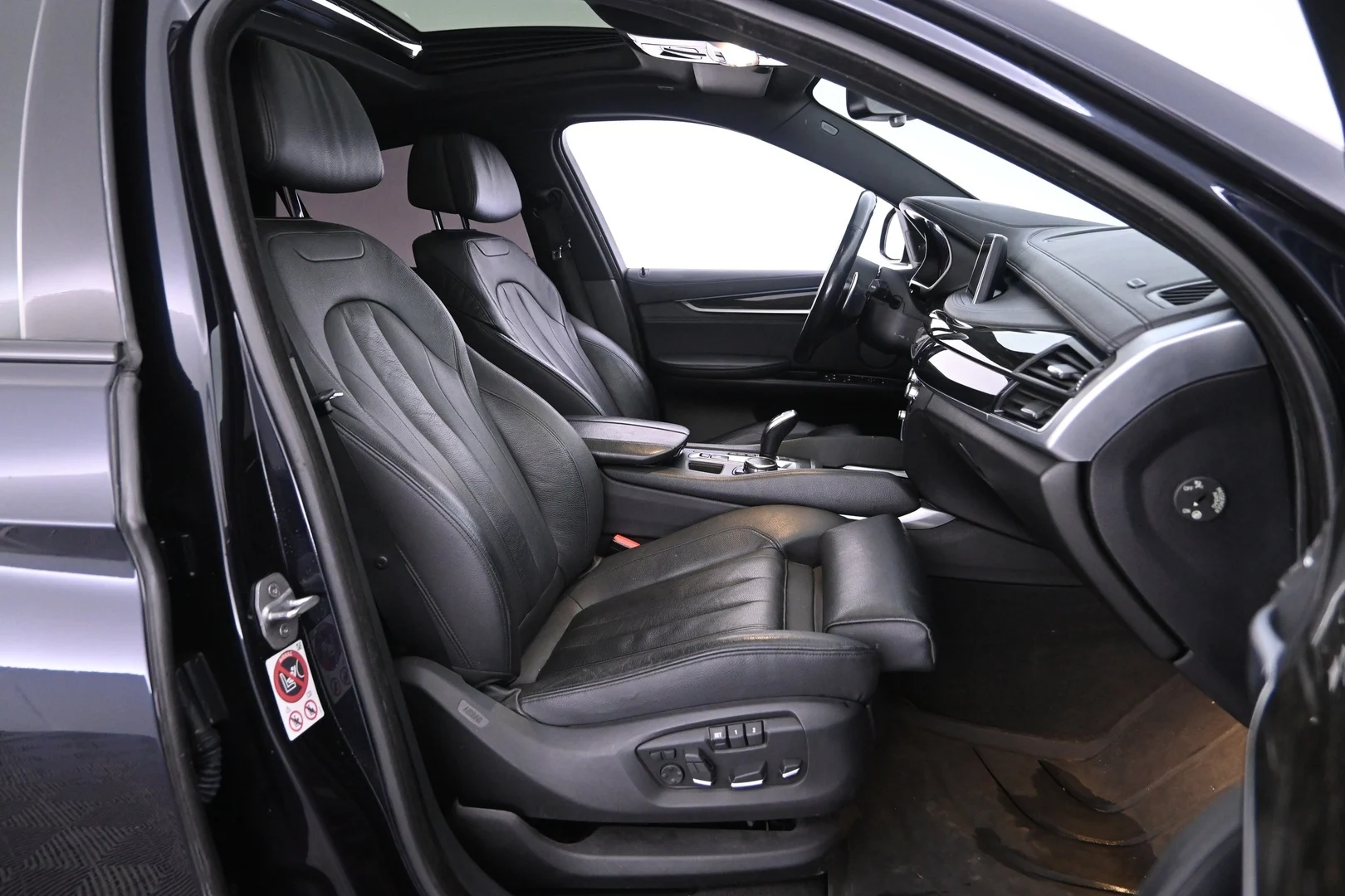 Car Image - ewMzndQmoKvT5w8WVXoIM