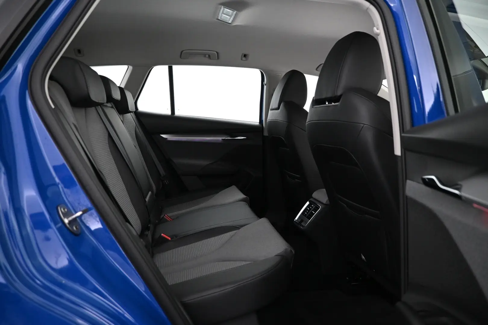 Car Image - 6QmjcAPWgYFlFawR7Aaz8s