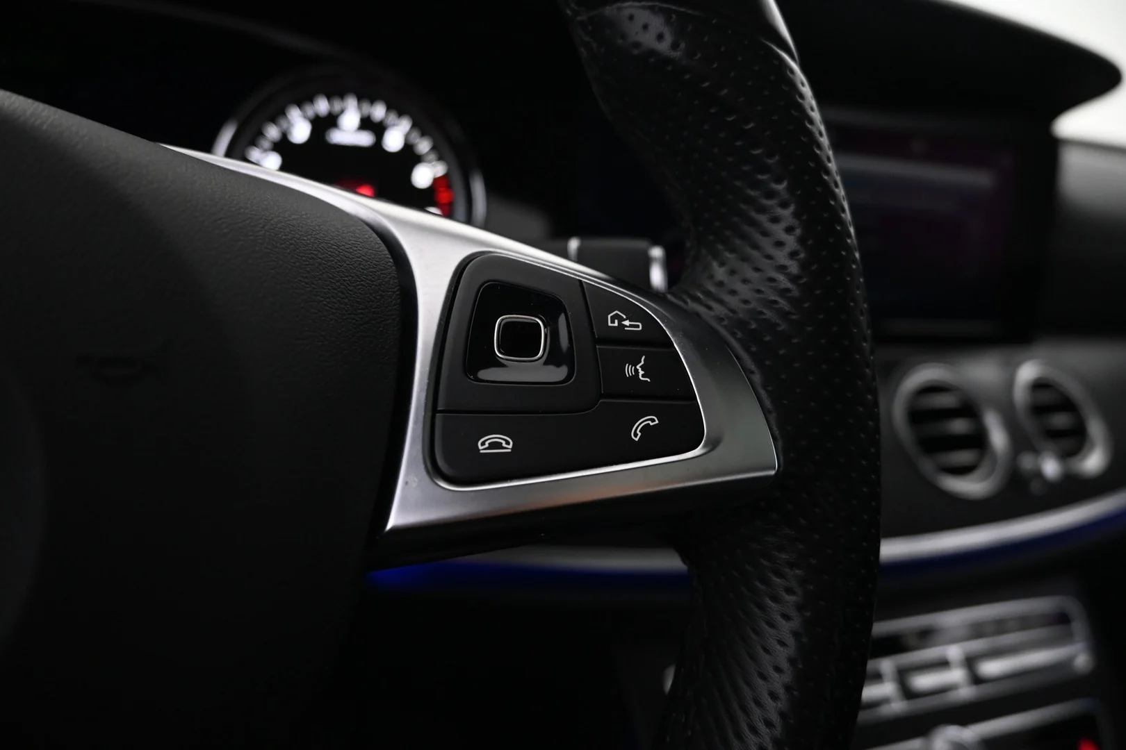 Car Image - 60gFY4Nr4UzNzPBzEoRlTa