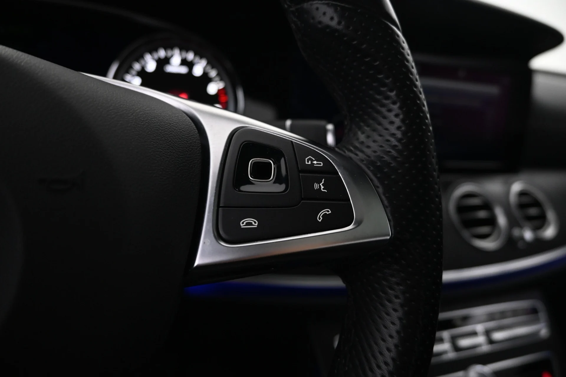 Car Image - 60gFY4Nr4UzNzPBzEoRlTa