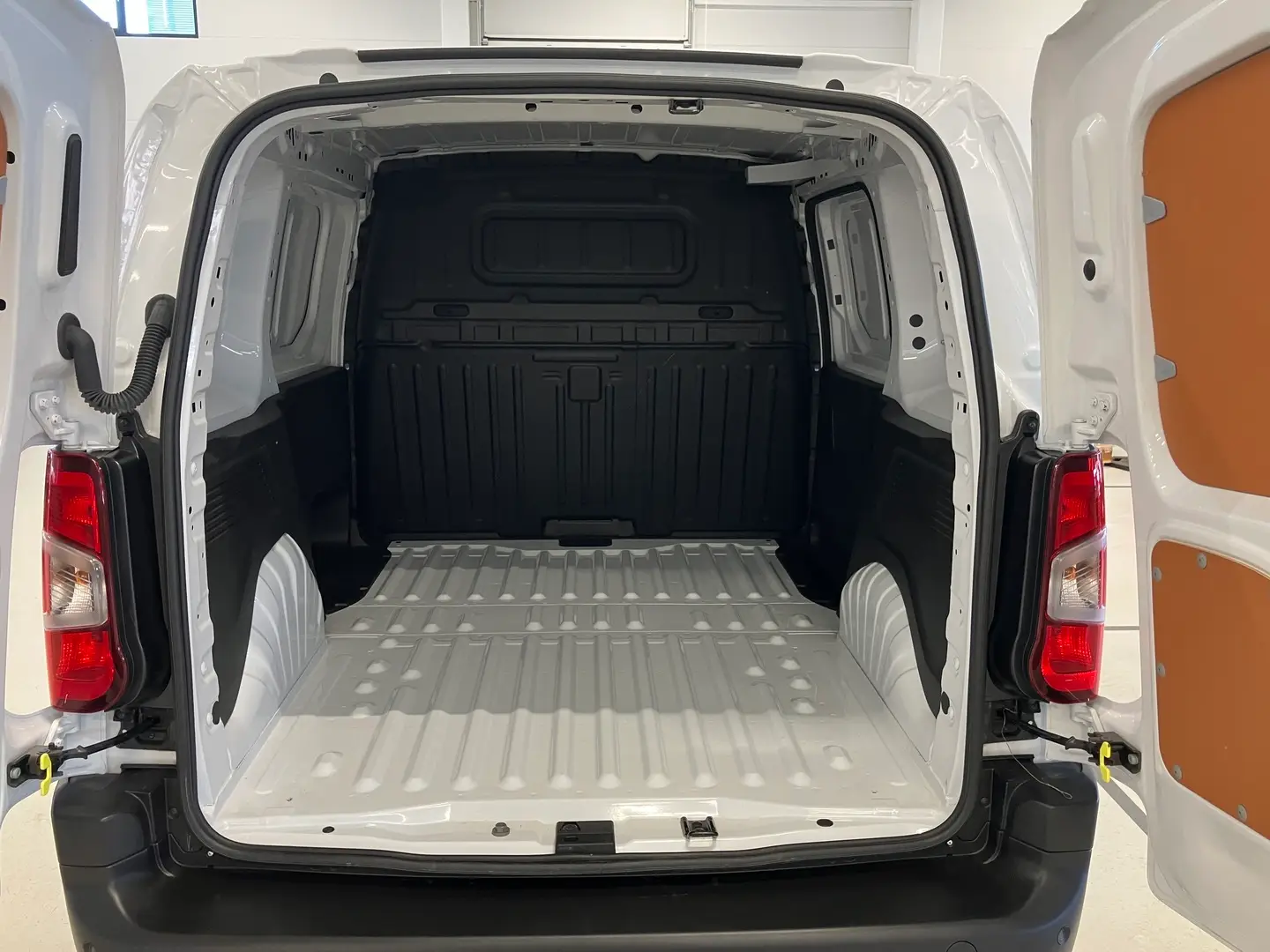 Car Image - 1hPNp13ZmPf5oM2G6Thmbs