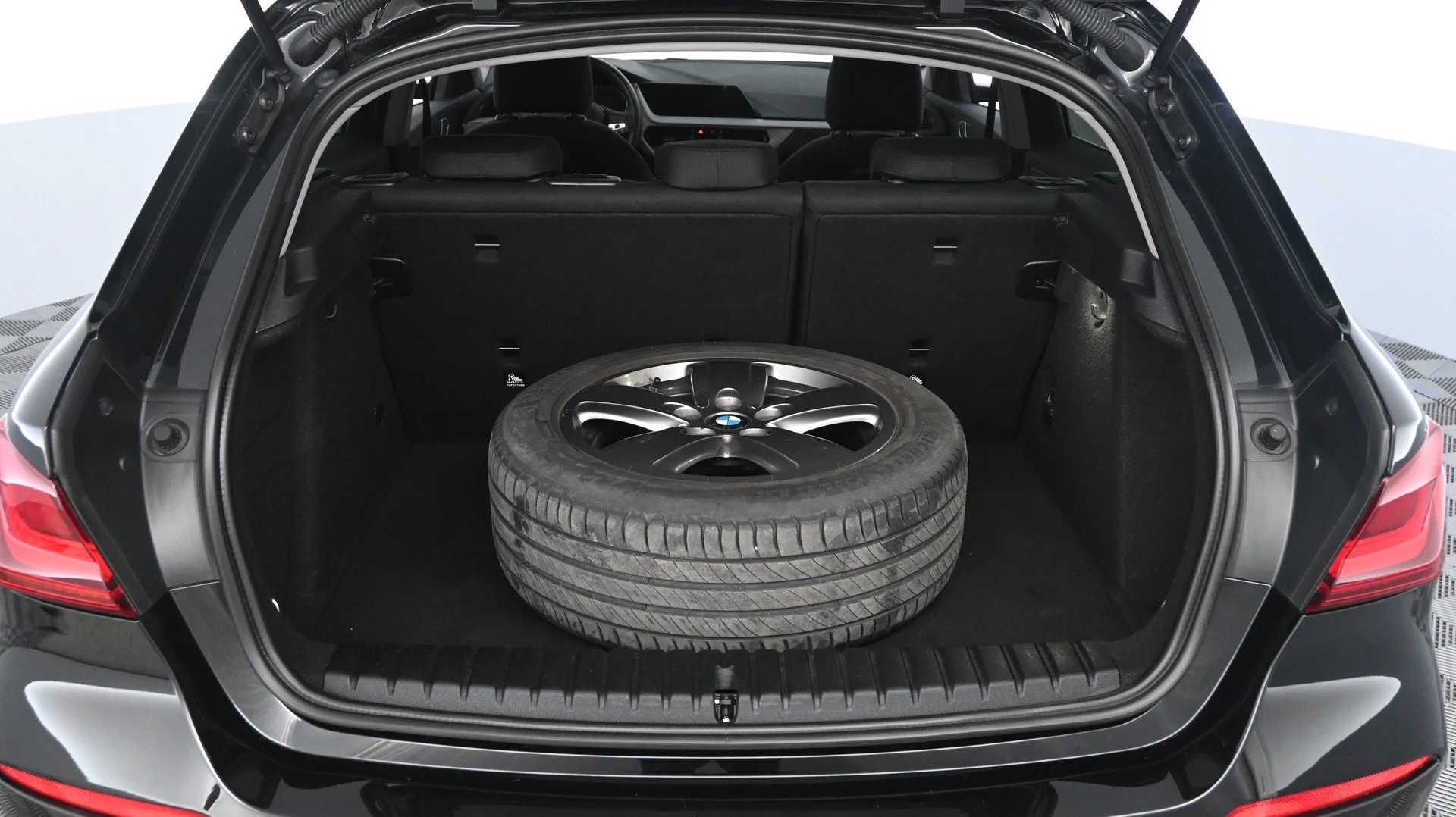 Car Image - tT73UlJgbImYfSDSsvphX