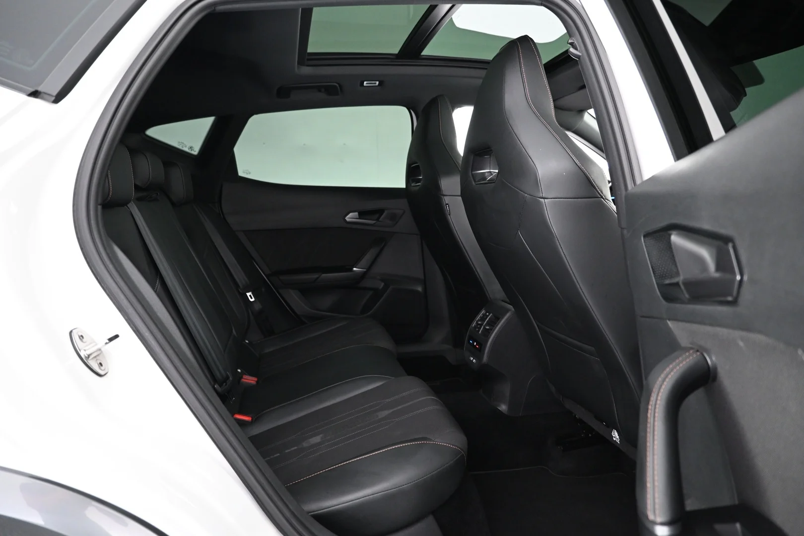 Car Image - R9vmEf8nF30Qezmnn54Q3