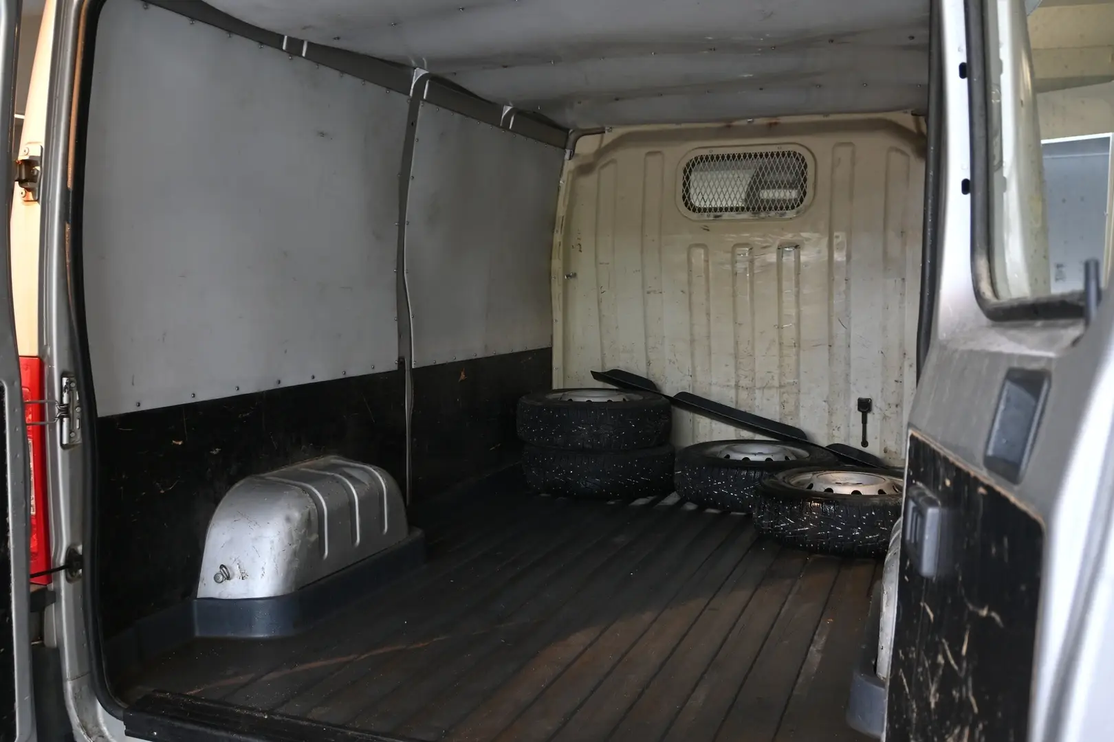 Car Image - 5TzyQ5ywX40qXP3niVTLSM
