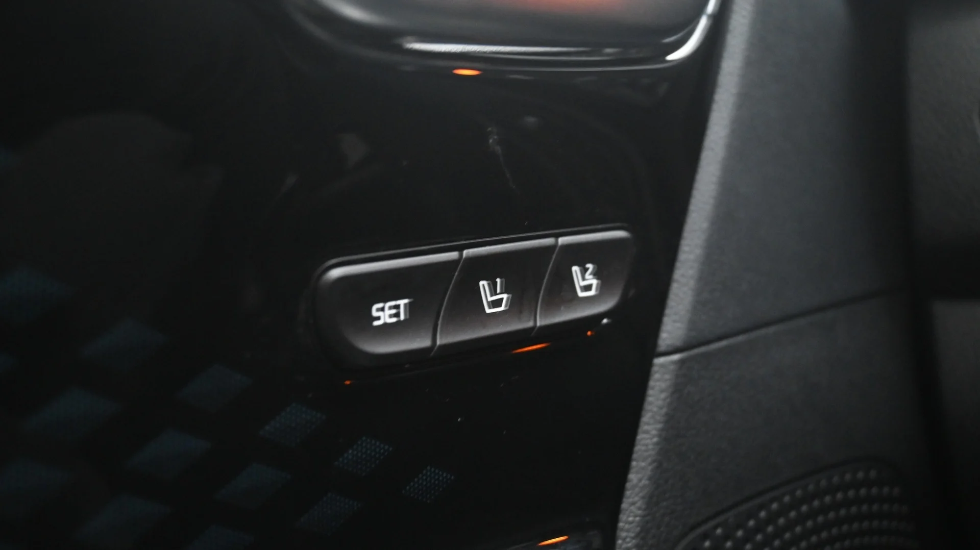 Car Image - 6vR9Ib1txQ9hbK3jlD8hbV