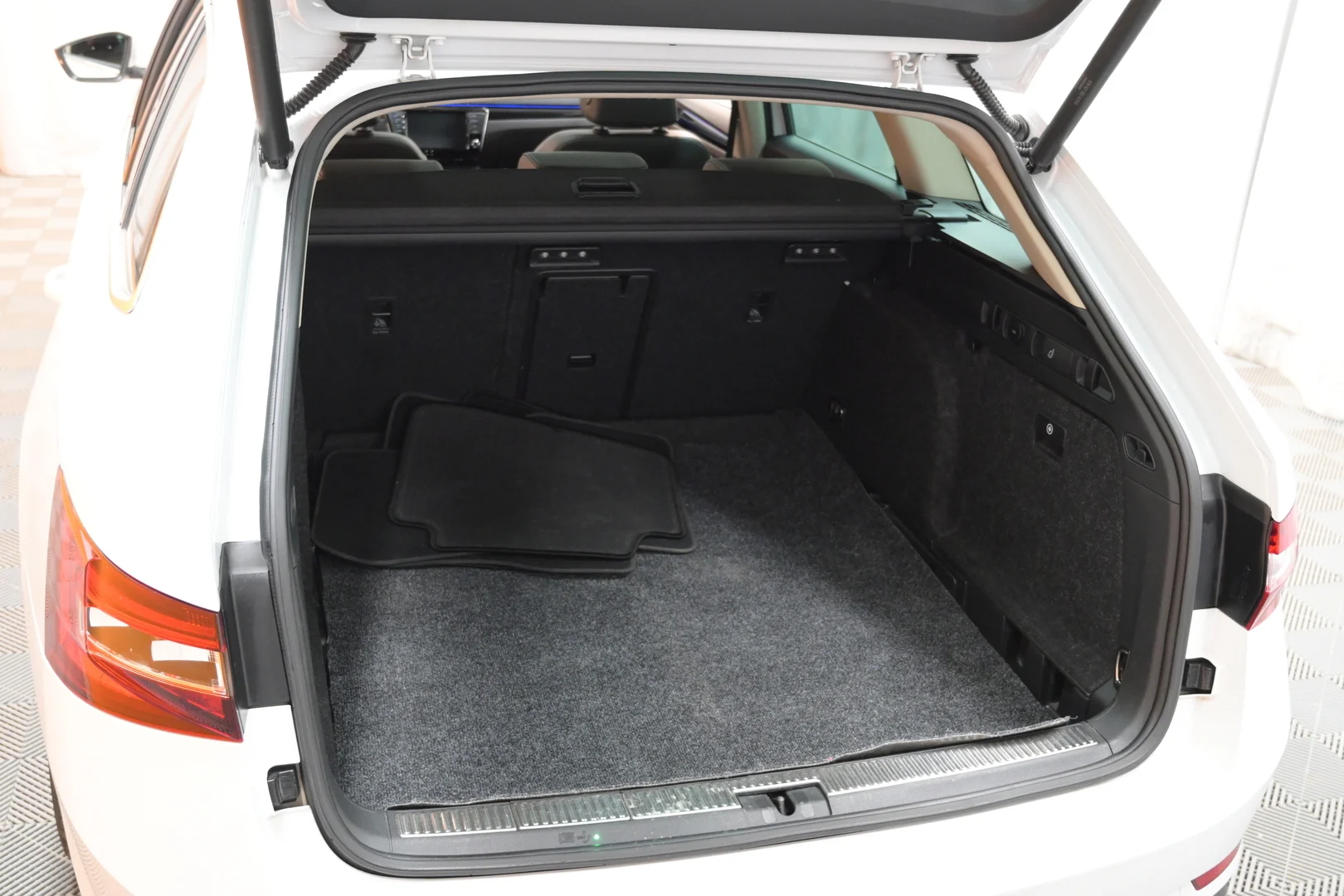 Car Image - 2PKhyZCJGLOmPI9VUiZKax