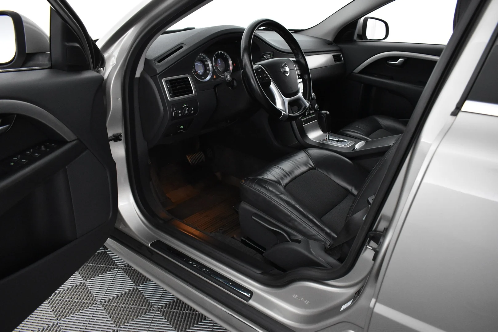 Car Image - 2sR272otCuyXL44WyFzHKk