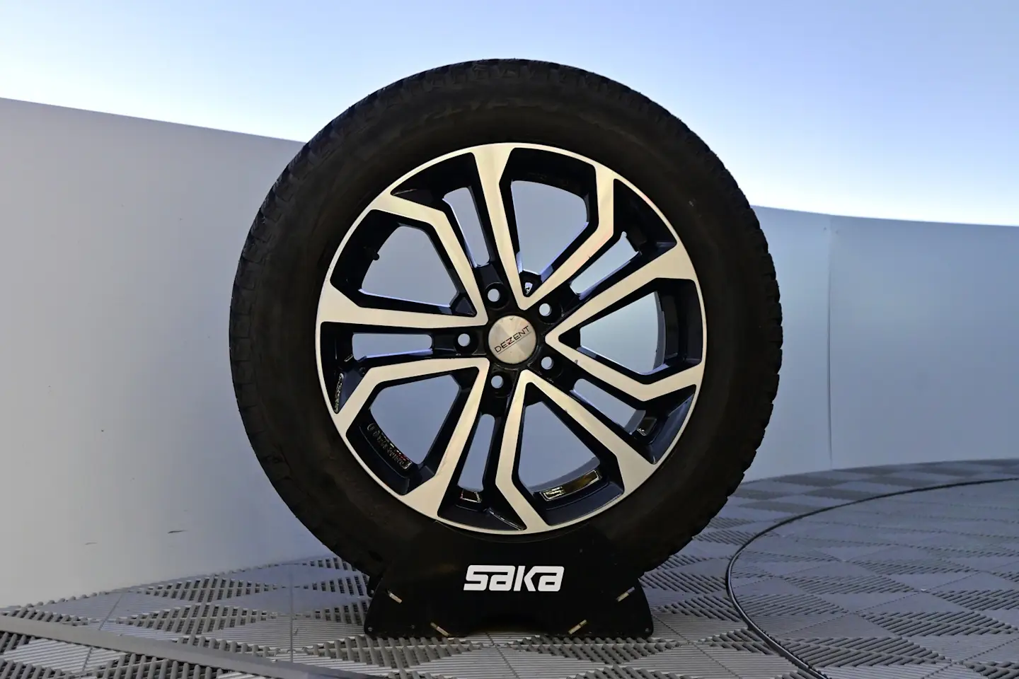 Car Image - 2F7RcurpM45RCFkMB1XRli