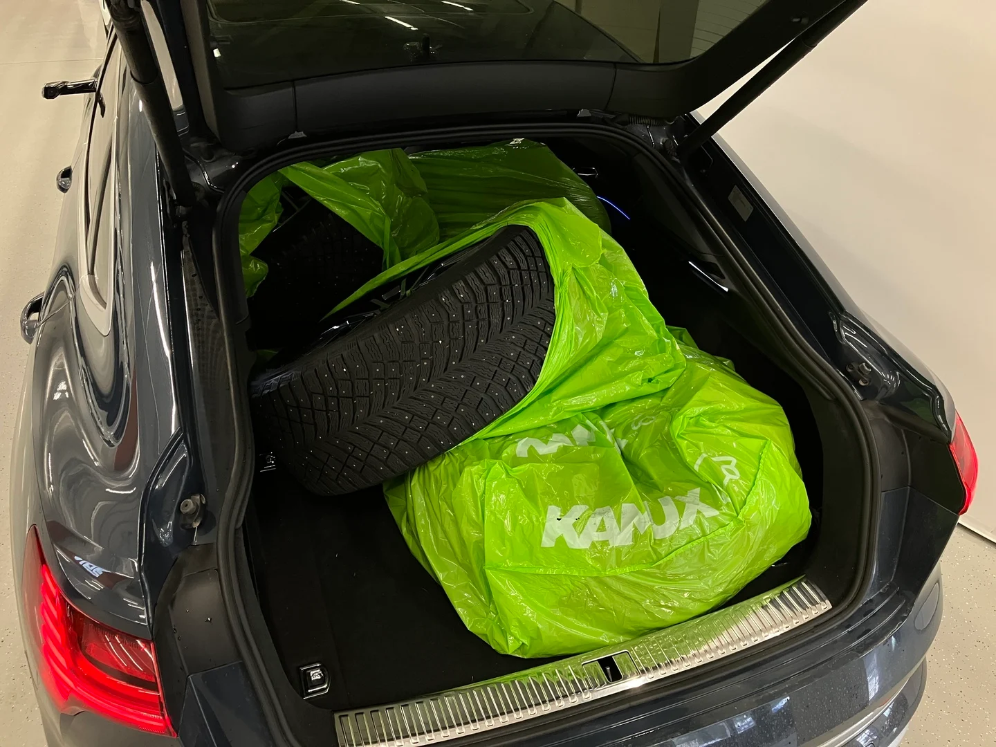 Car Image - 6tw7dnb4rYJiZSke55RCcV