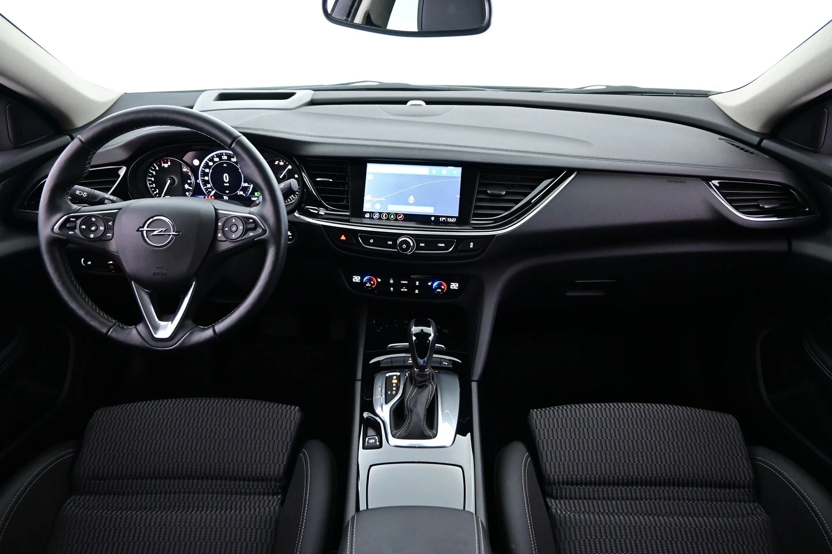 Car Image - oUb8DVvPDAJJHZJr11TzY